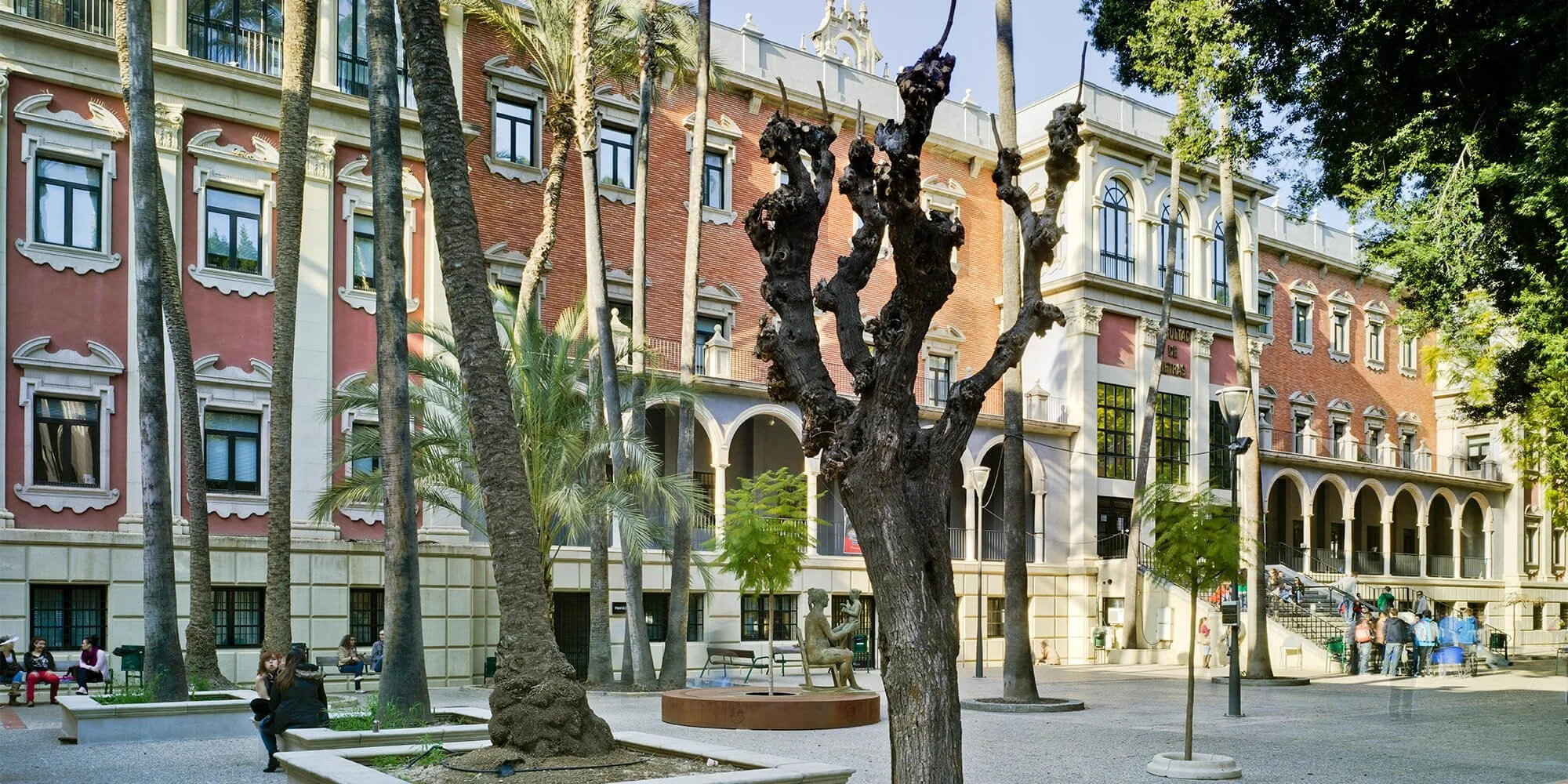 Plaza de la Universidad de Murcia, edificio de letras