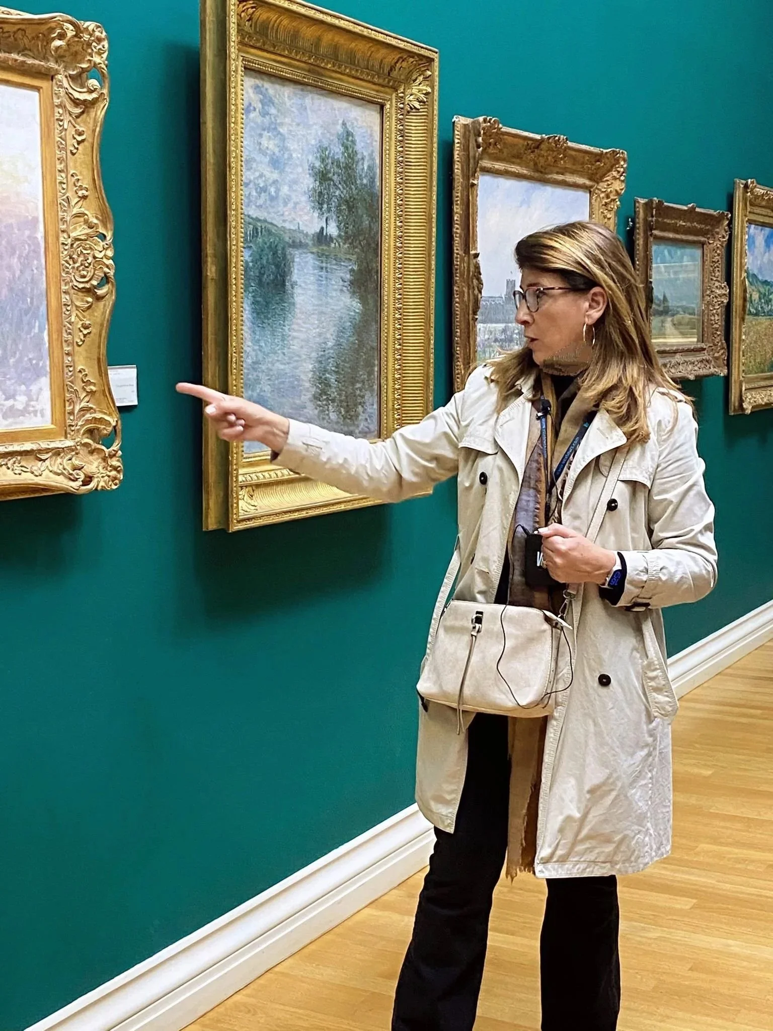 Mar Albero analizando una obra en un museo durante una visita guiada sobre mujeres en la Historia del Arte.
