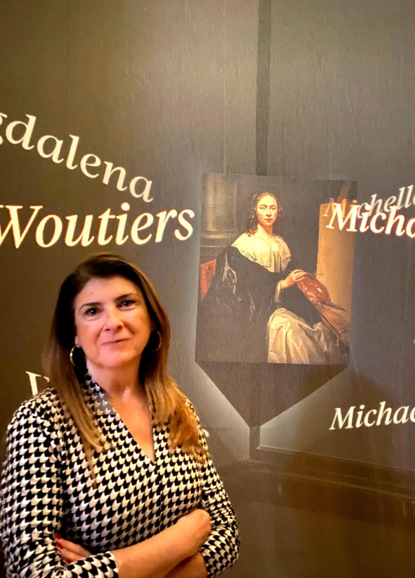 Mar Albero delante de una exposición dedicada a la pintora Michaelina Woutiers, una de las mujeres artistas olvidadas por la Historia del Arte.
