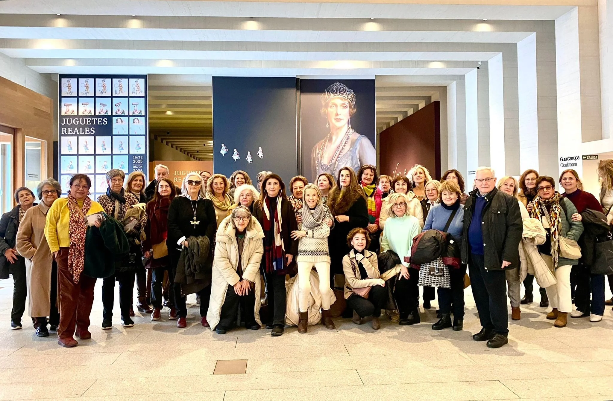Mar Albero con sus alumnos del Aula Senior en una visita guiada en una exposición en el museo.