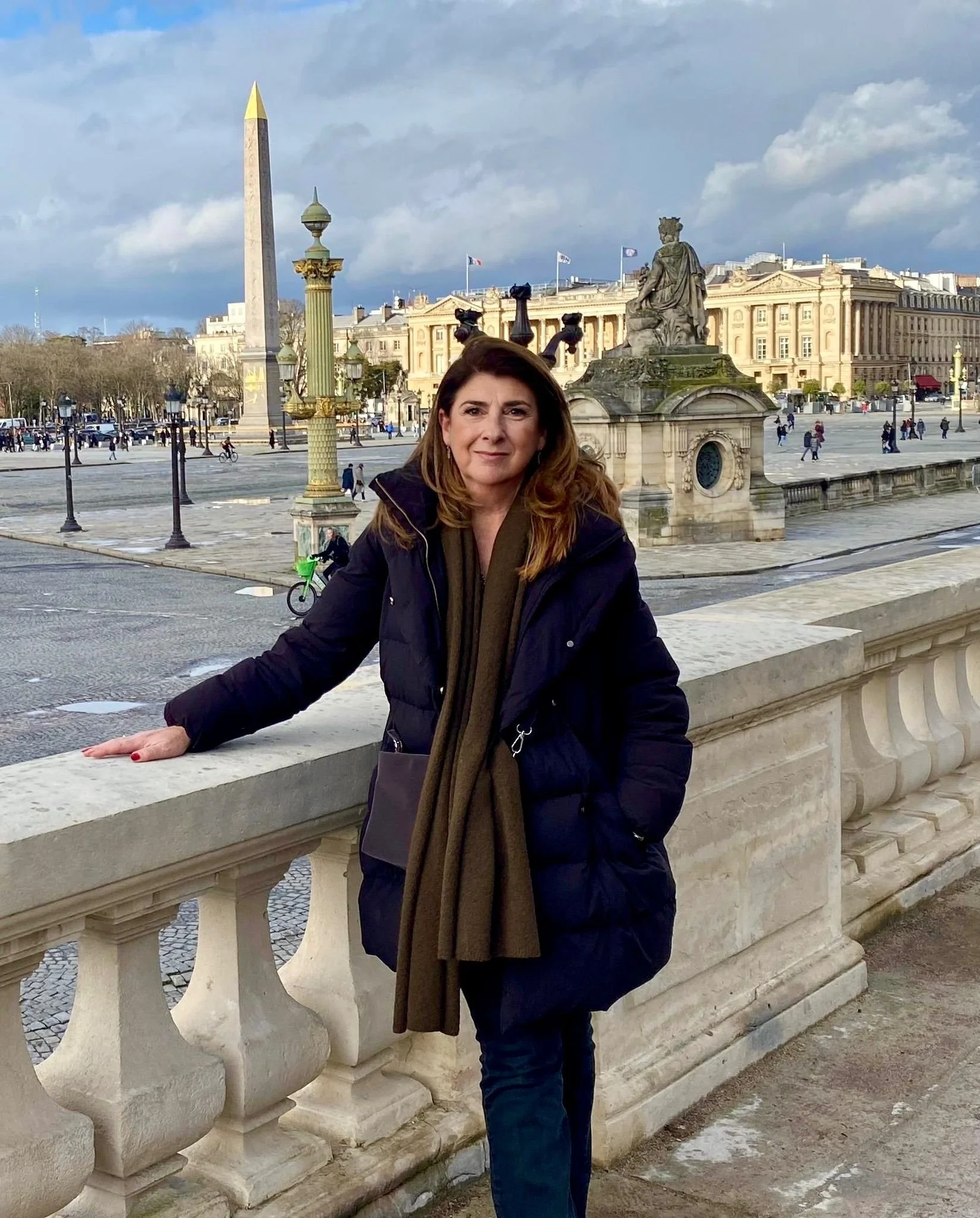 Mar Albero en la Place de la Concorde de París durante un viaje de investigación sobre mujeres artistas.