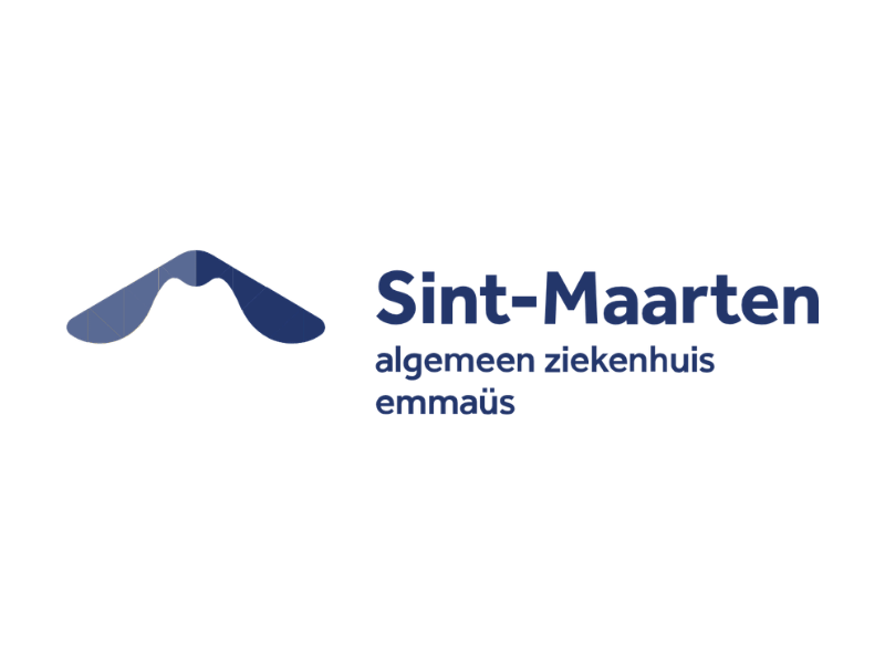 Logo van het algemeen ziekenhuis Emmaüs met een abstract beeld van een berg op de linkerzijde, en de tekst 'Sint-Maarten algemeen ziekenhuis Emmaüs' rechts ervan in blauwe kleuren.