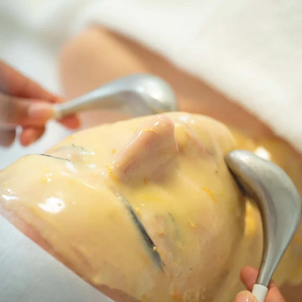 Une patiente reçoit une injection de silicone en forme de chirurgie plastique au visage