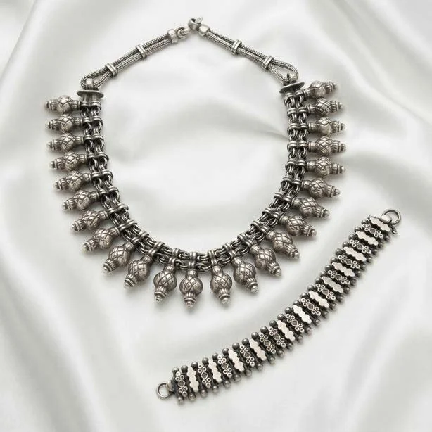 Set Tribal en Plata con Motivos Repetitivos de África Occidental