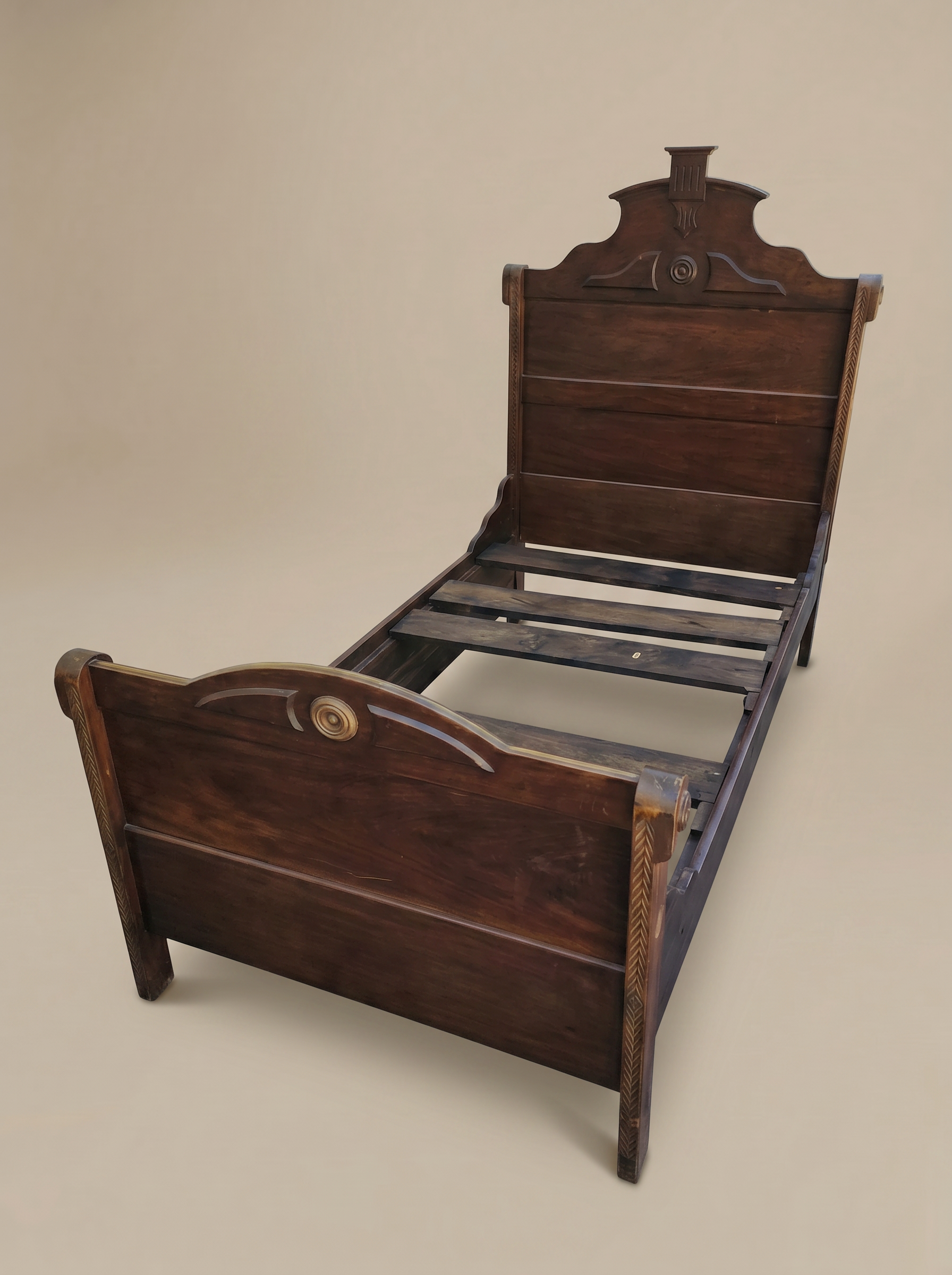 CAMA ANTIGUA DE MADERA TALLADA