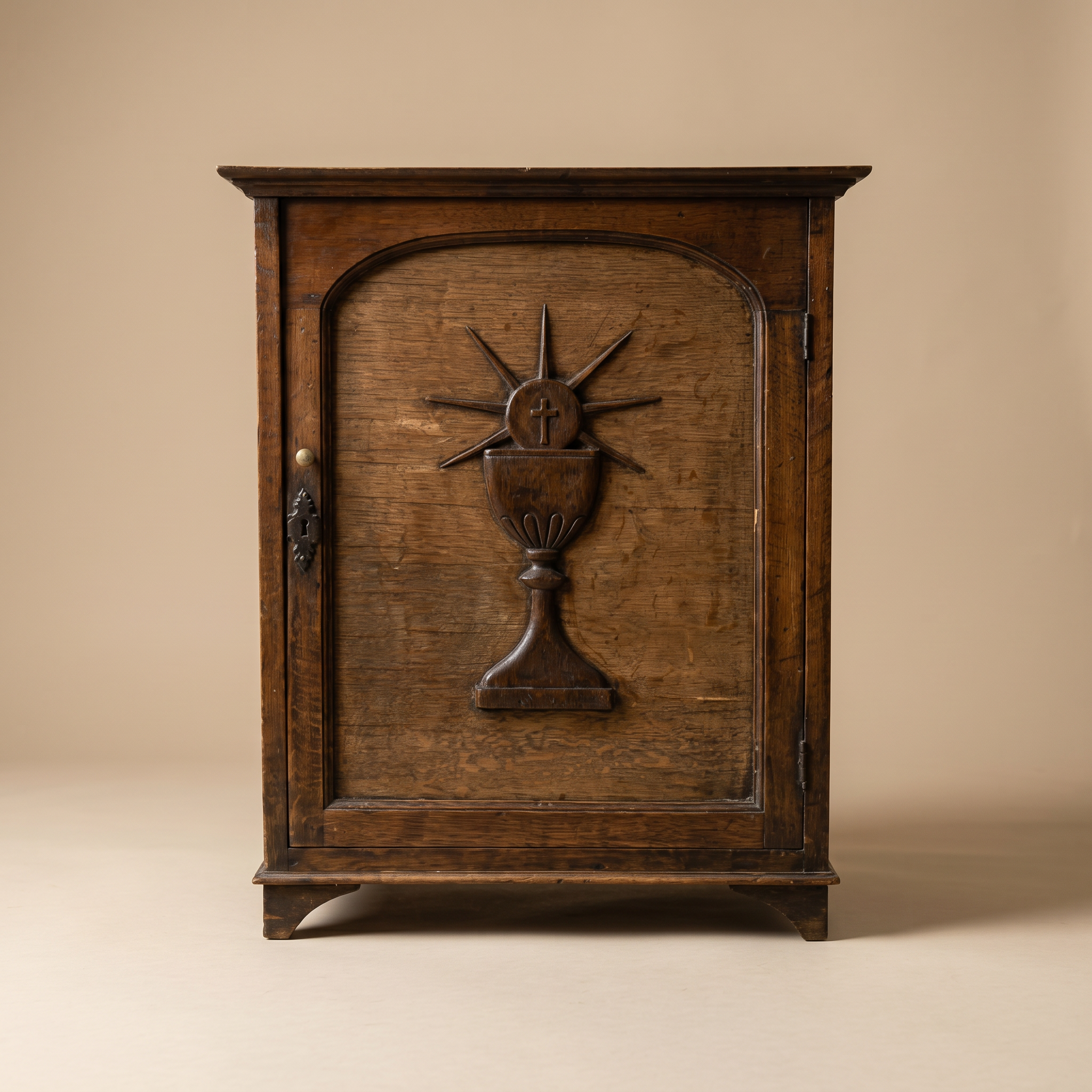 GABINETE DE SACRISTÍA CON DECORACIÓN DE CÁLIZ
