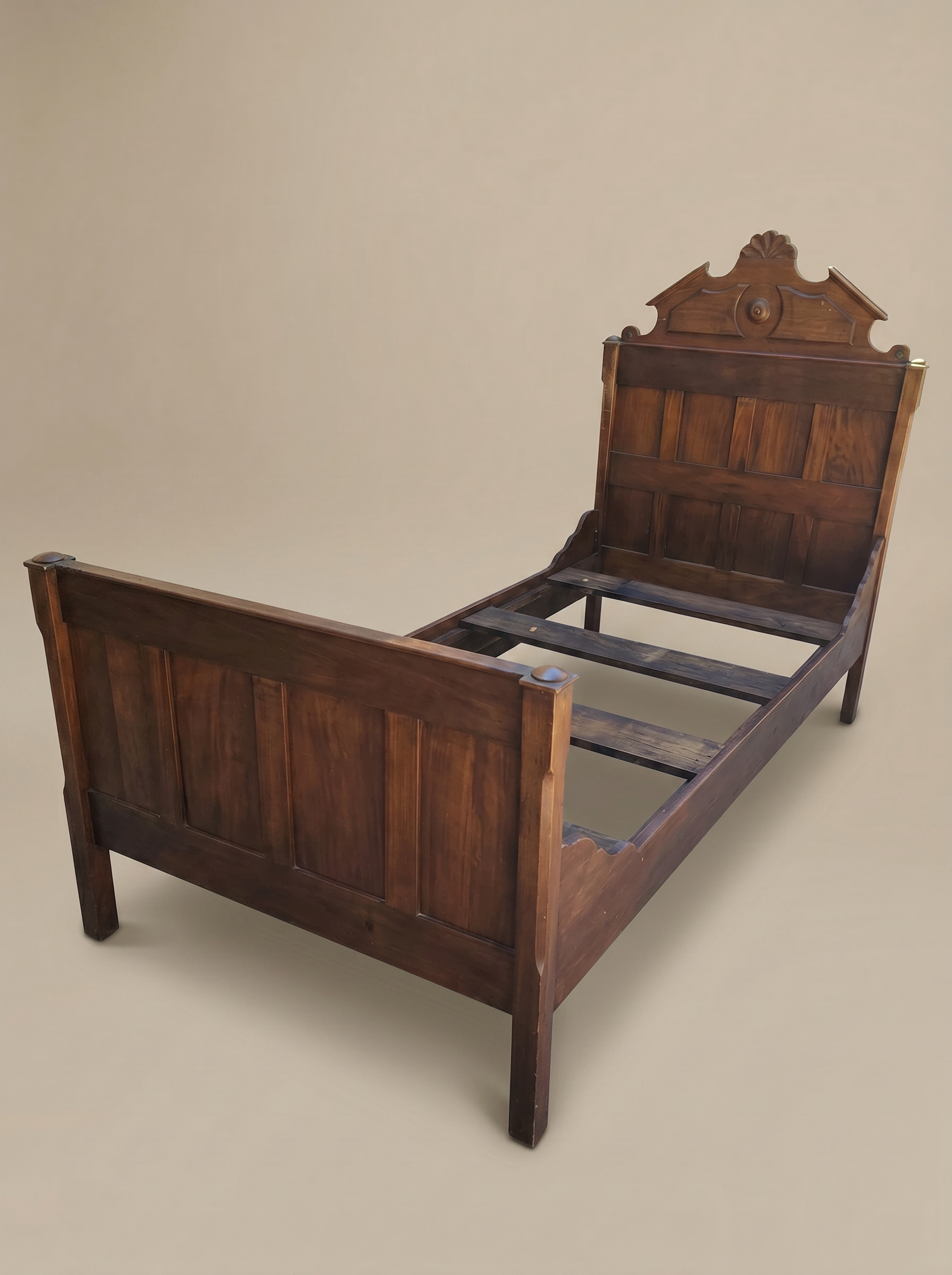 CAMA ANTIGUA DE MADERA TALLADA