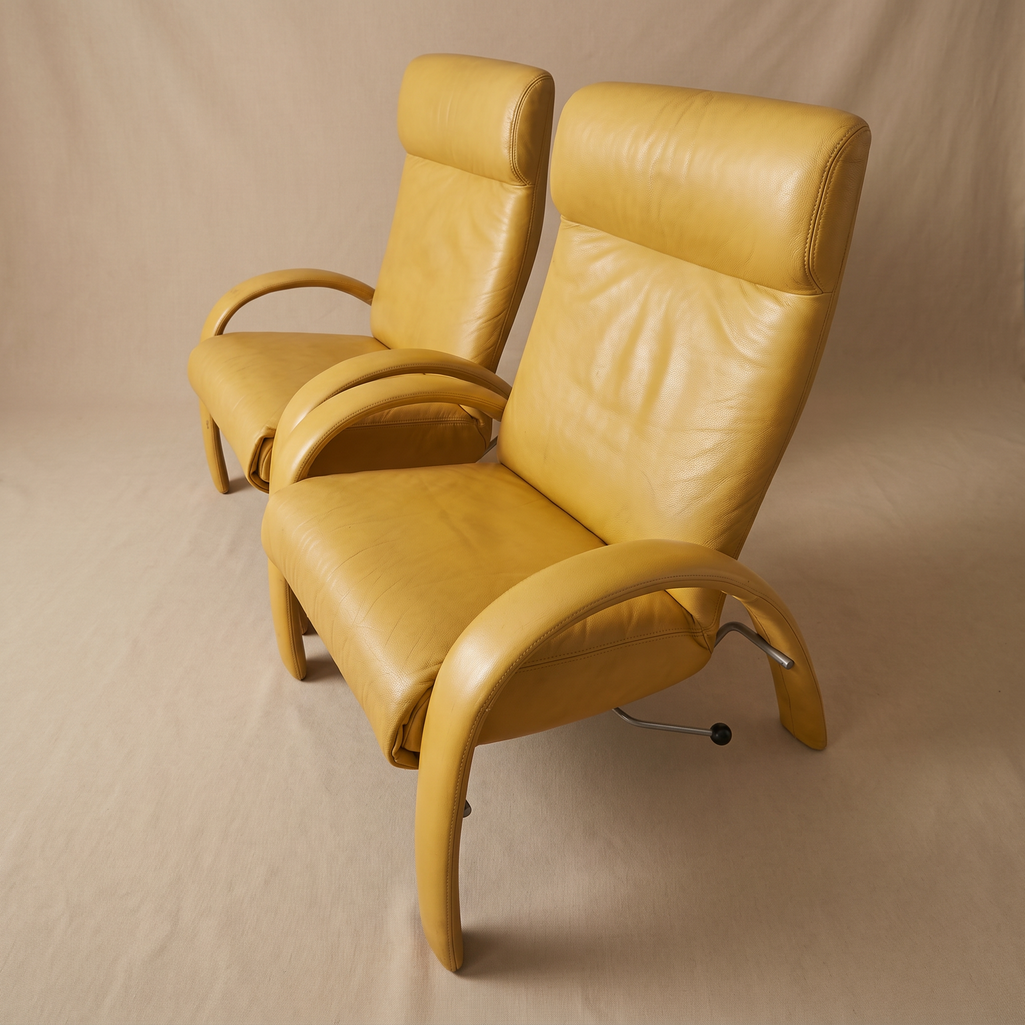 2 SILLAS ITALIANAS CUERO AMARILLO ESTILO LOUNGE