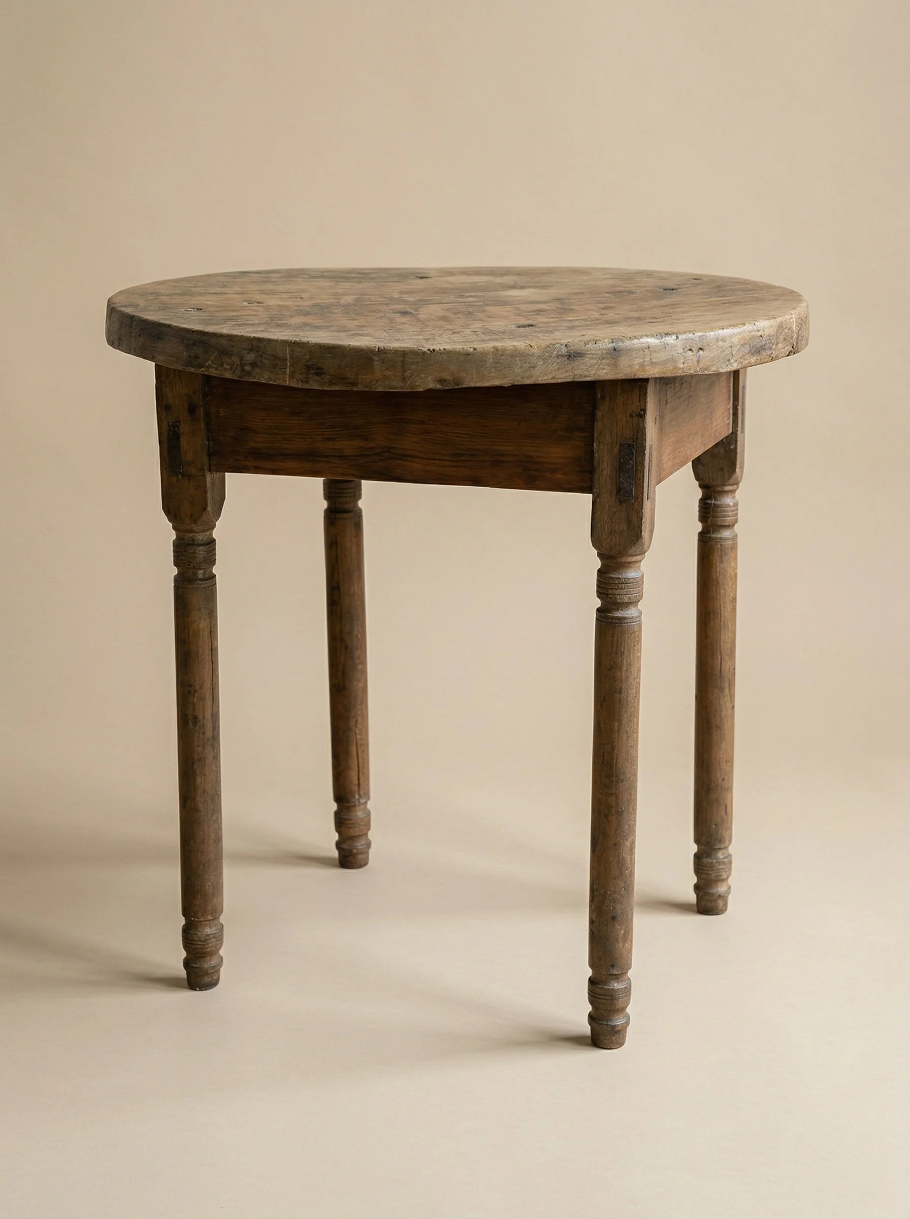 COLONIAL ROUND TABLE