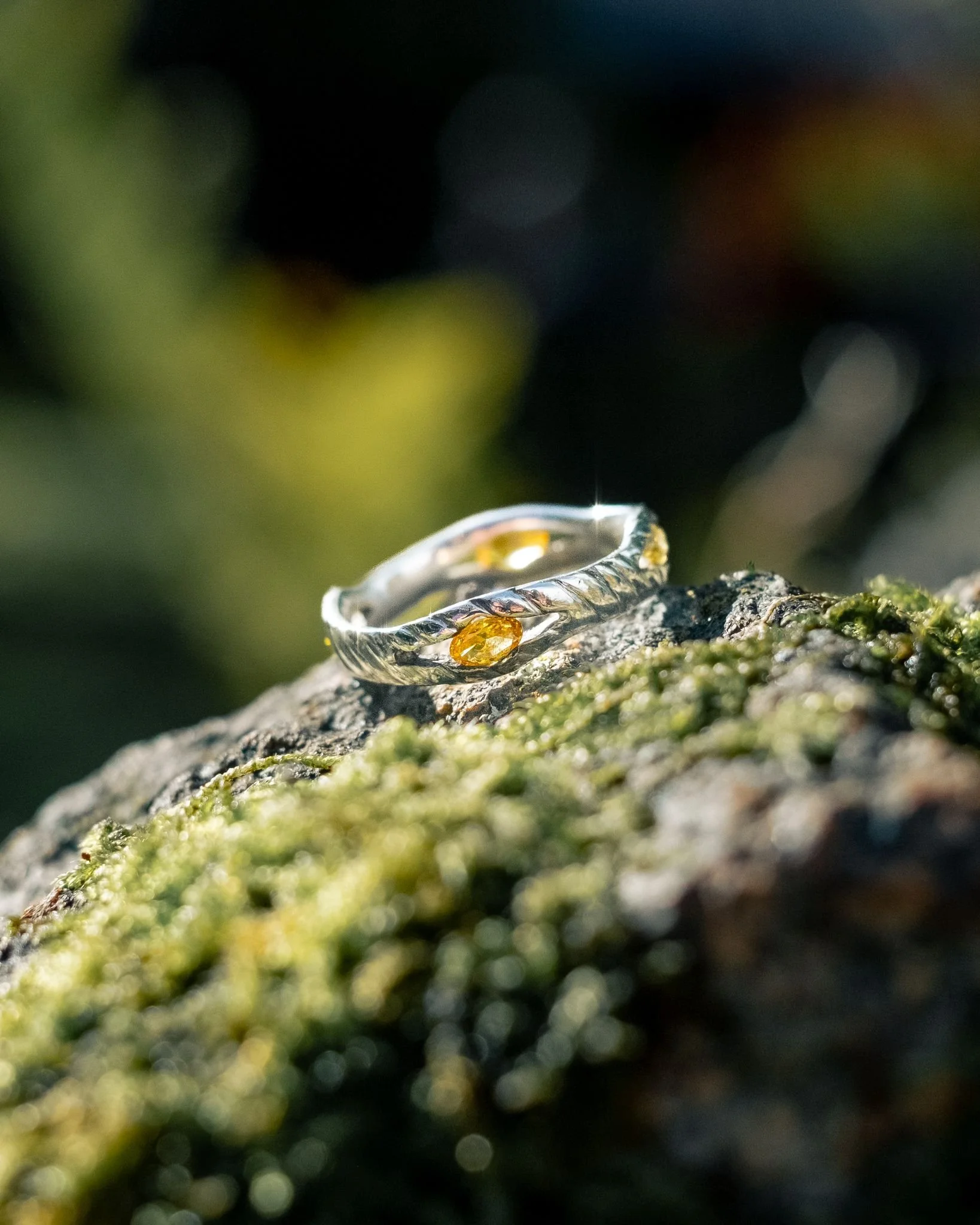 Silver and yellow sapphire ring engraved with diagonal carvings