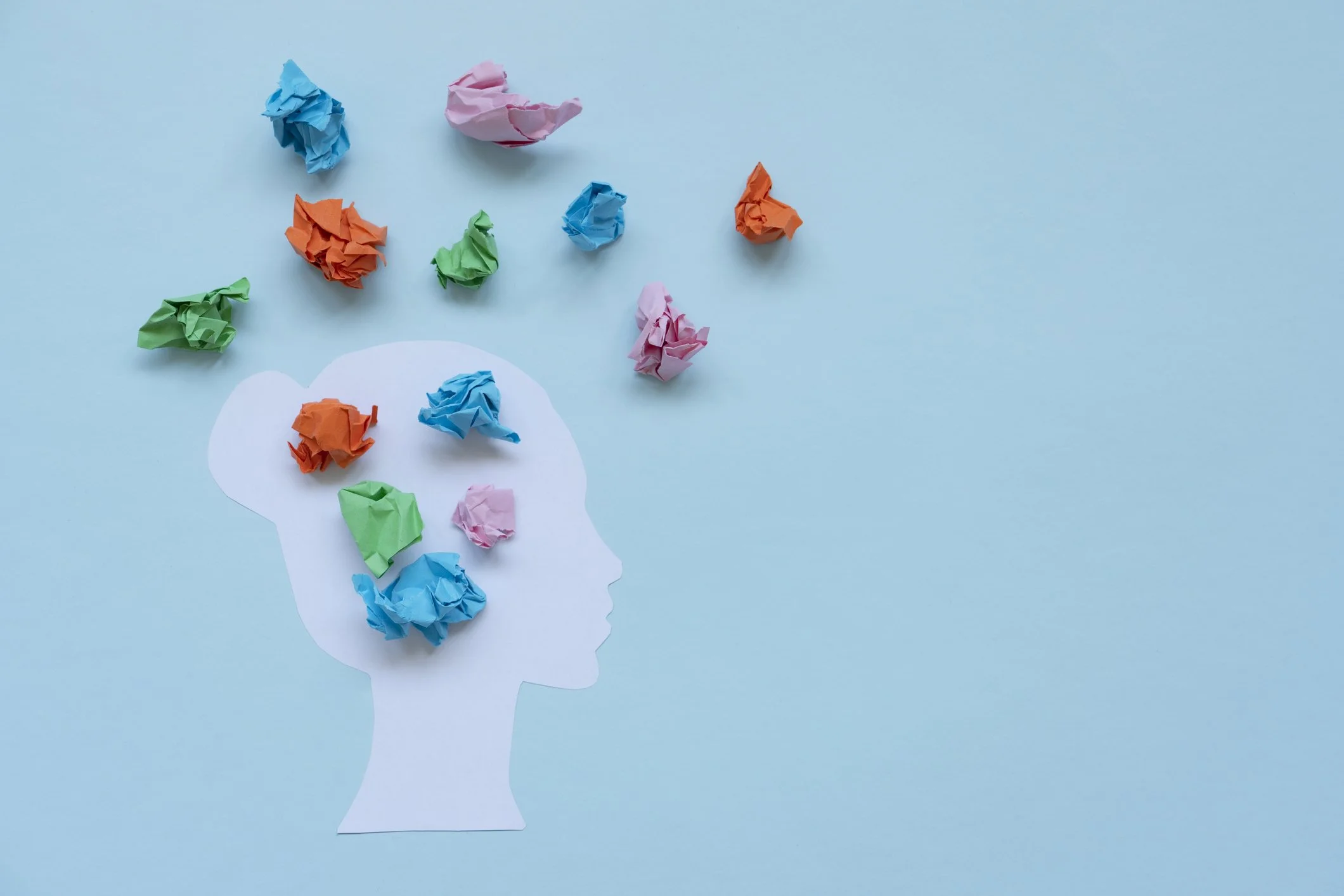 Conceptual image representing the dynamic process of organising complexity through integrating internal and external perspectives for clear decision-making under pressure.
