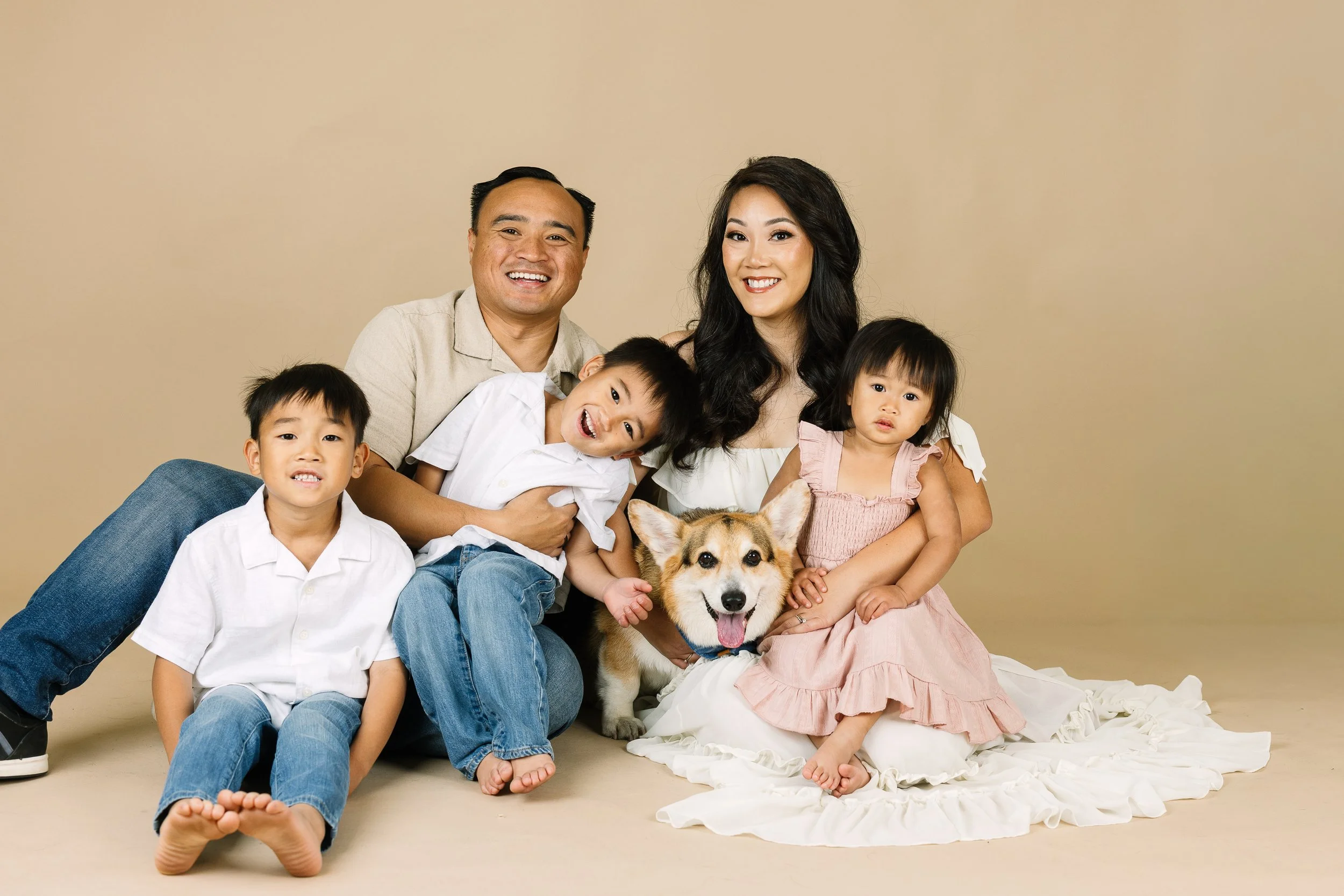 Foxx Fam and Corgi_101.jpg