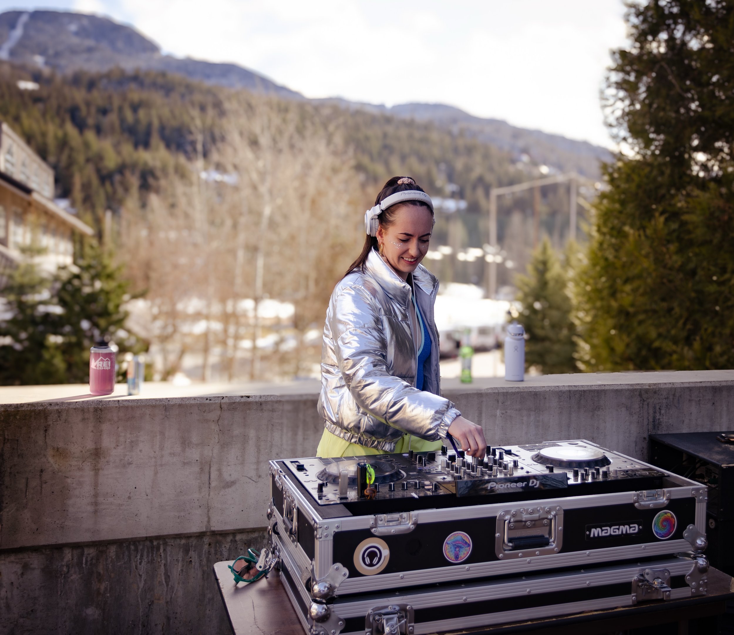 Got some sweet shots back from last March&rsquo;s Whistler Takeover Weekend.🤗🏂🎶 
📸: @jessicak__photography