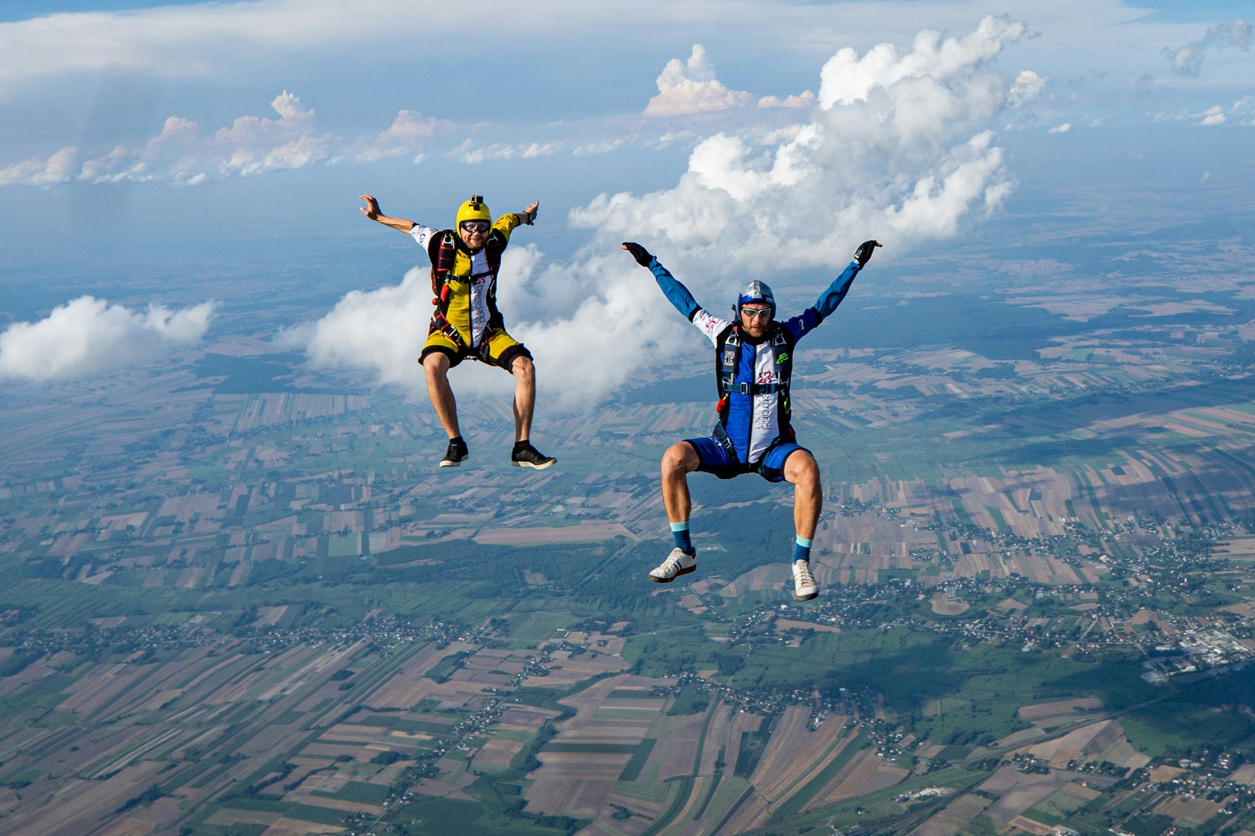 2 men free falling before their parachutes open