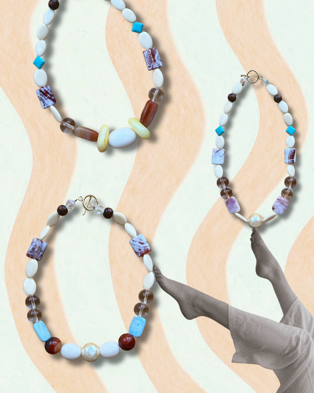 Trois colliers de perles variées avec une main en origami qui tient l'un d'eux, tous photos en gros plan sur un fond à motifs géométriques aux couleurs beige et crème.