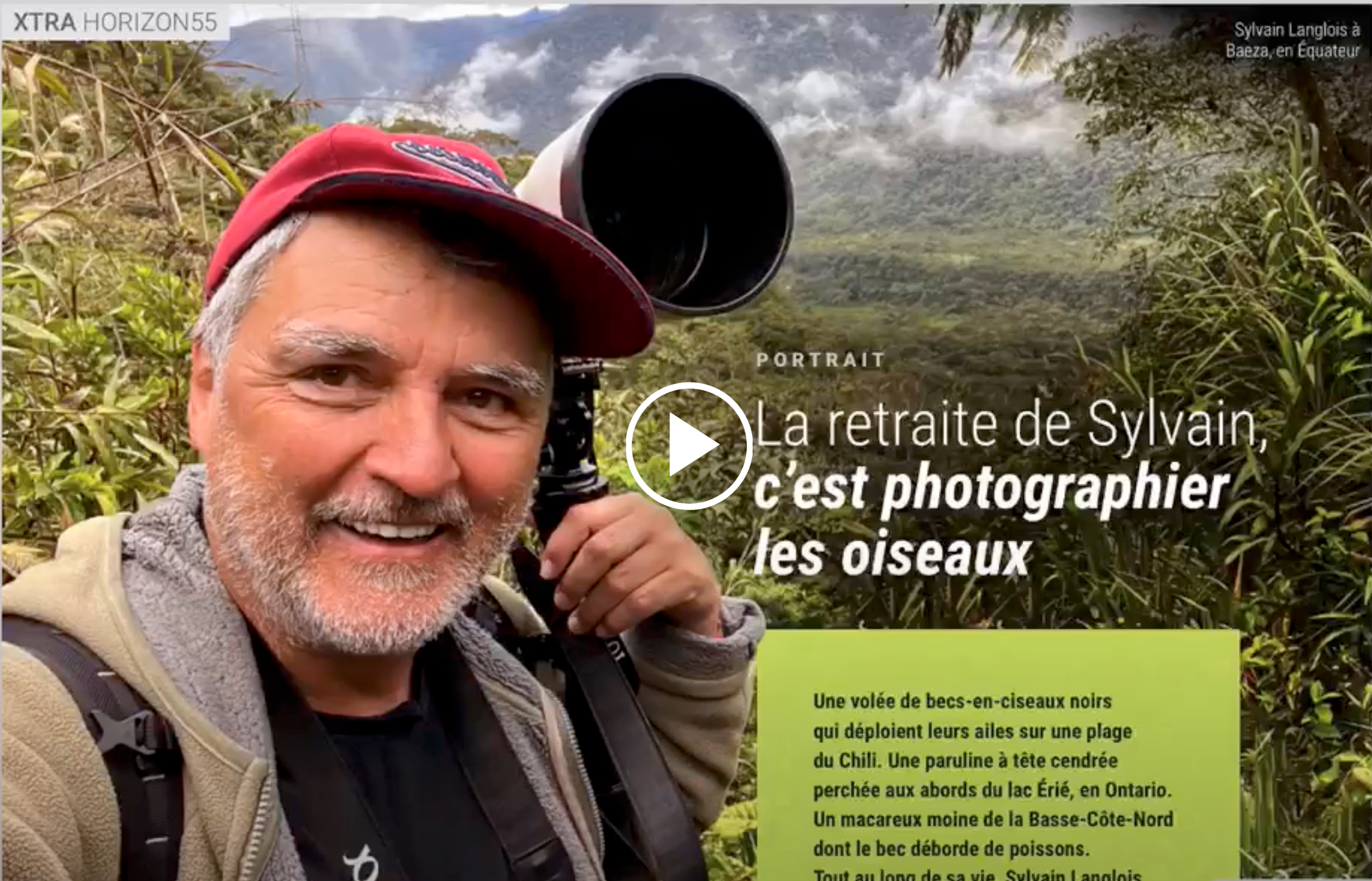 Portrait d'un homme âgé avec une barbe grise, portant une casquette rouge, un sac à dos et tenant un télescope sur une falaise dans la nature, avec des montagnes en arrière-plan.