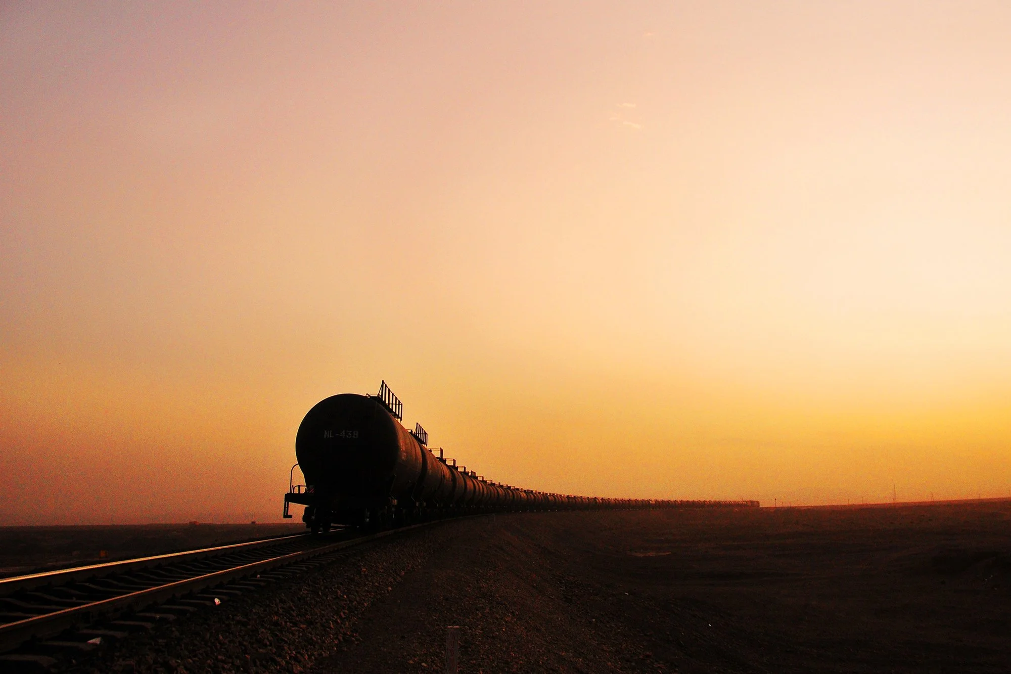  在暮色中駛入沙漠的油罐車列尾，攝於龍盤展線，2010年7月。 