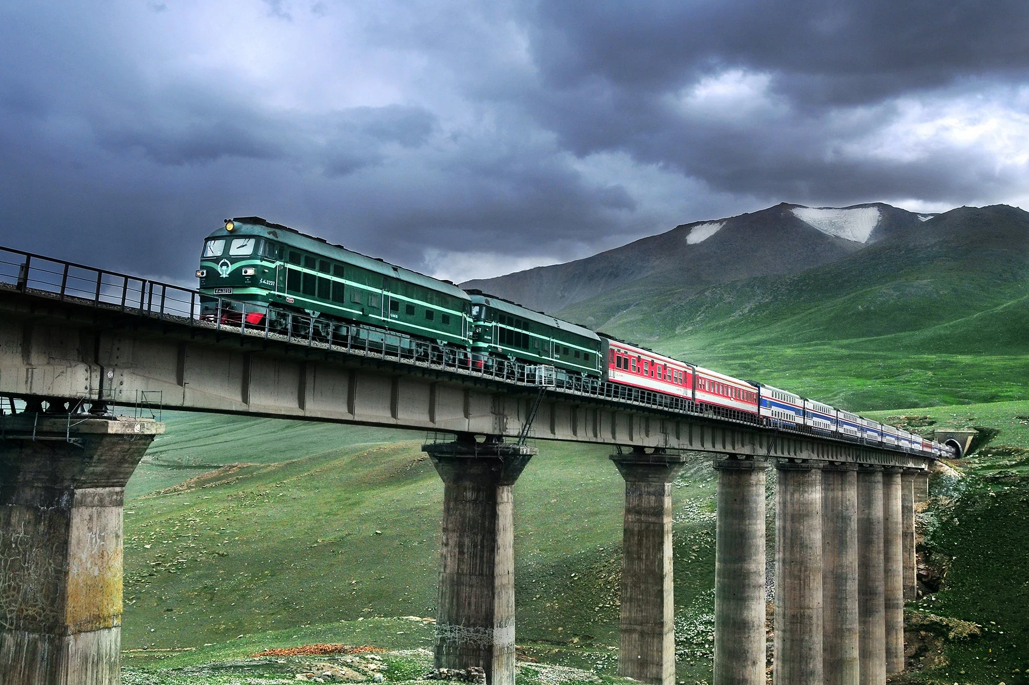  K9787 次客車駛過札亥薩拉大橋，這裡是天山之巔，是南疆鐵路最高的地方，接近海拔3000公尺，攝於2011年7月。 