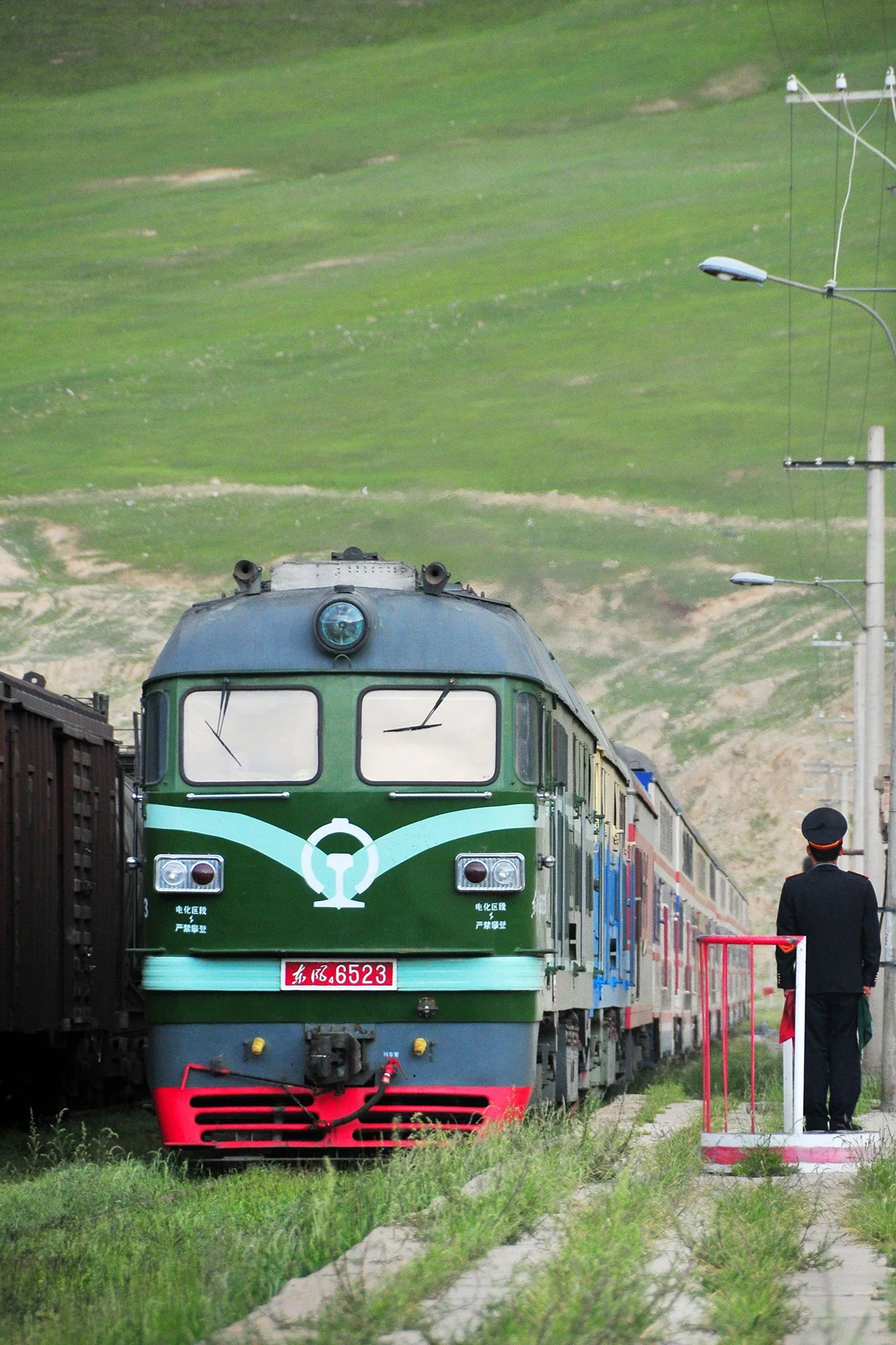  經停勝利橋的 7557 次客車。待旅客乘降完畢後，司機向列尾方向眺望，等待運轉車長的發車信號。攝於2011年7月。 