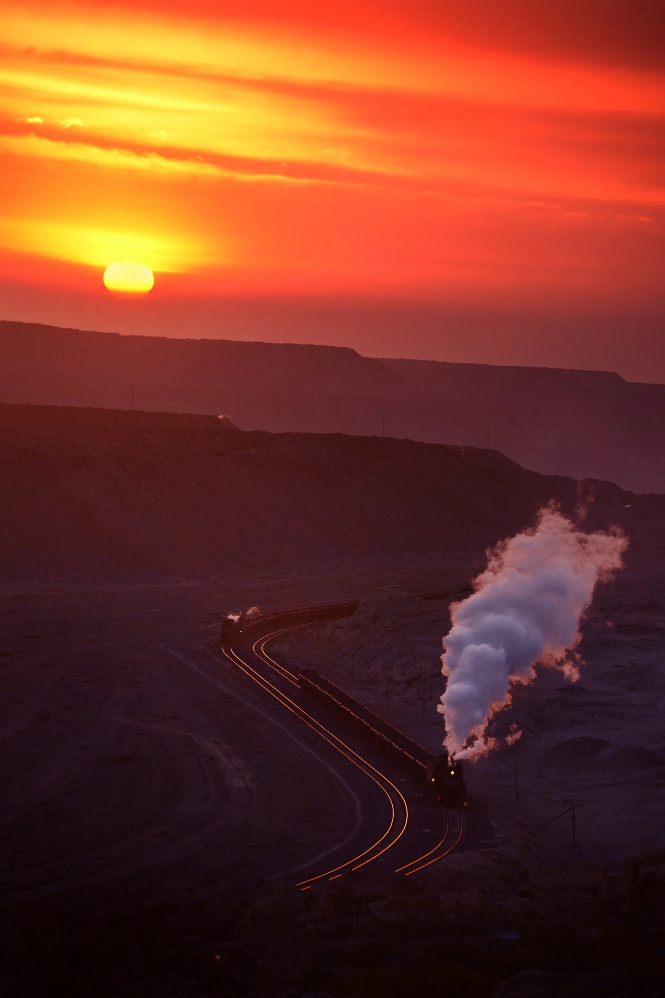  兩列火車在三道嶺礦坑下交會，2017年2月。 