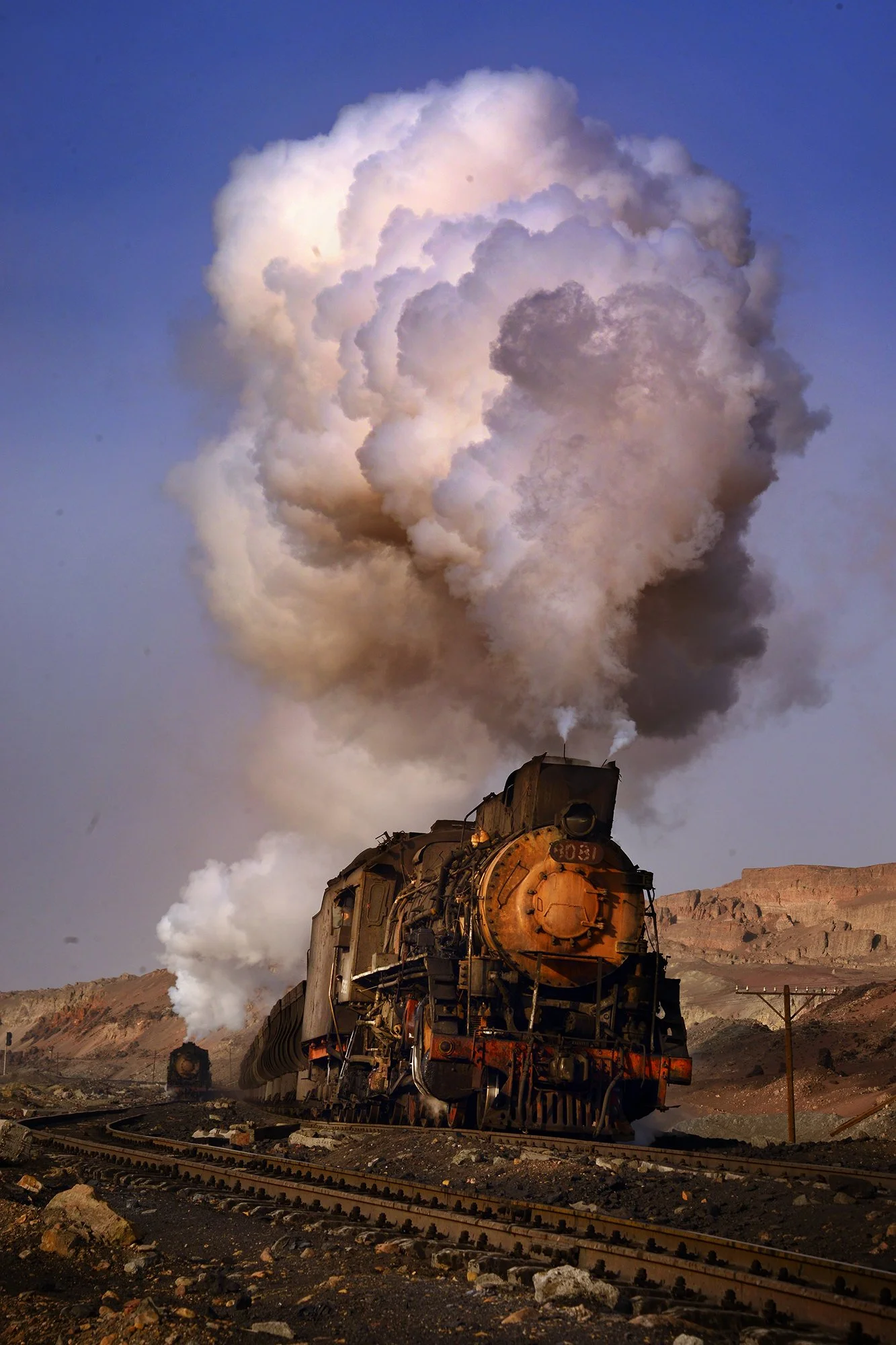  蒸汽機車晝夜不停地將一車車的煤炭從坑下運送至選煤廠，由裝煤點至坑口之間 4 公里的線路是蒸汽機車奮力爬坡的區段，2017年2月。 