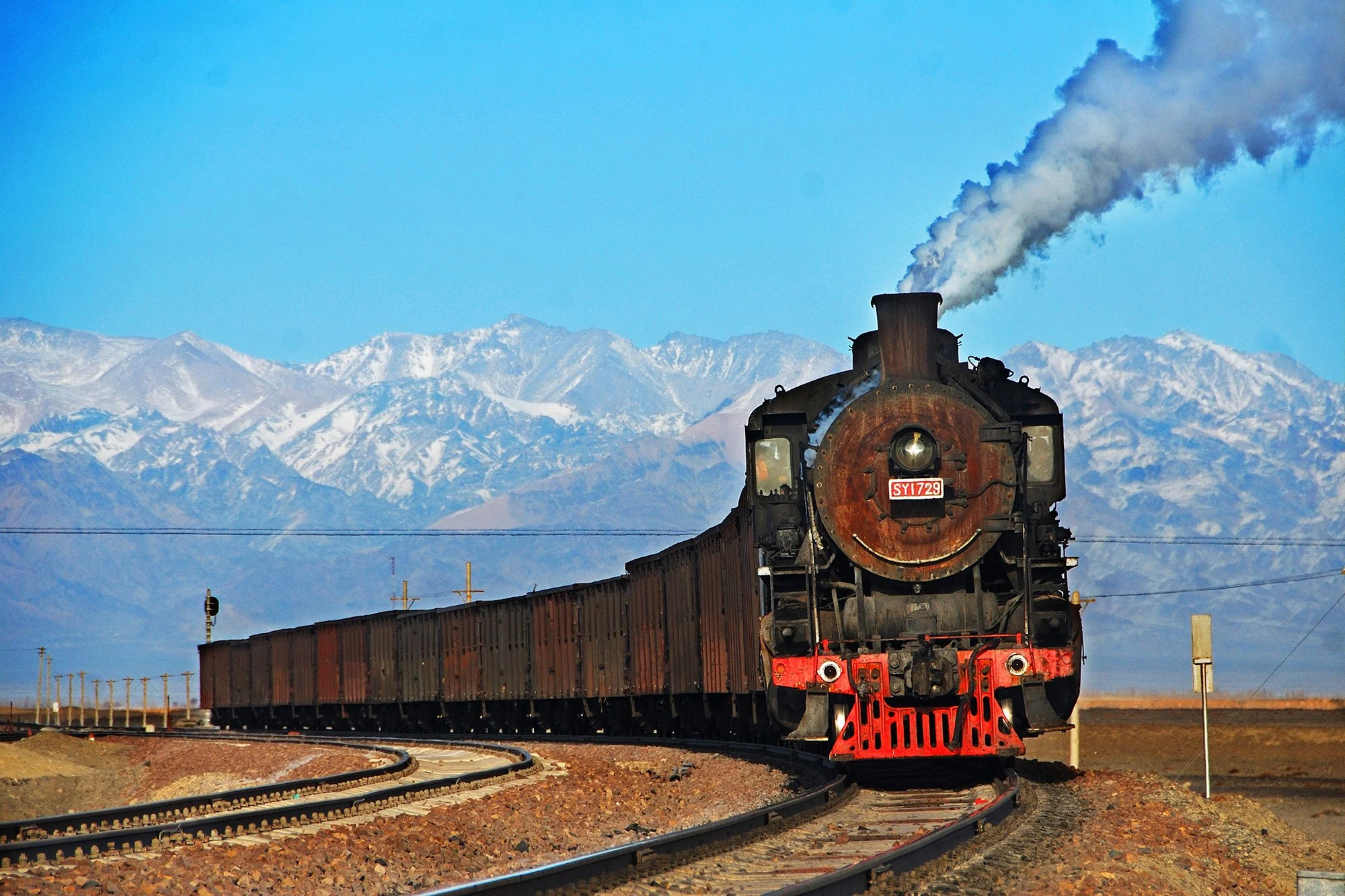  上游1729號蒸汽機車從二井牽引滿載煤炭的貨列進入三道嶺南站，2024年1月，這裡最後一台蒸汽機車落火，中國的蒸汽機車群正式消亡。攝於2010年1月。 
