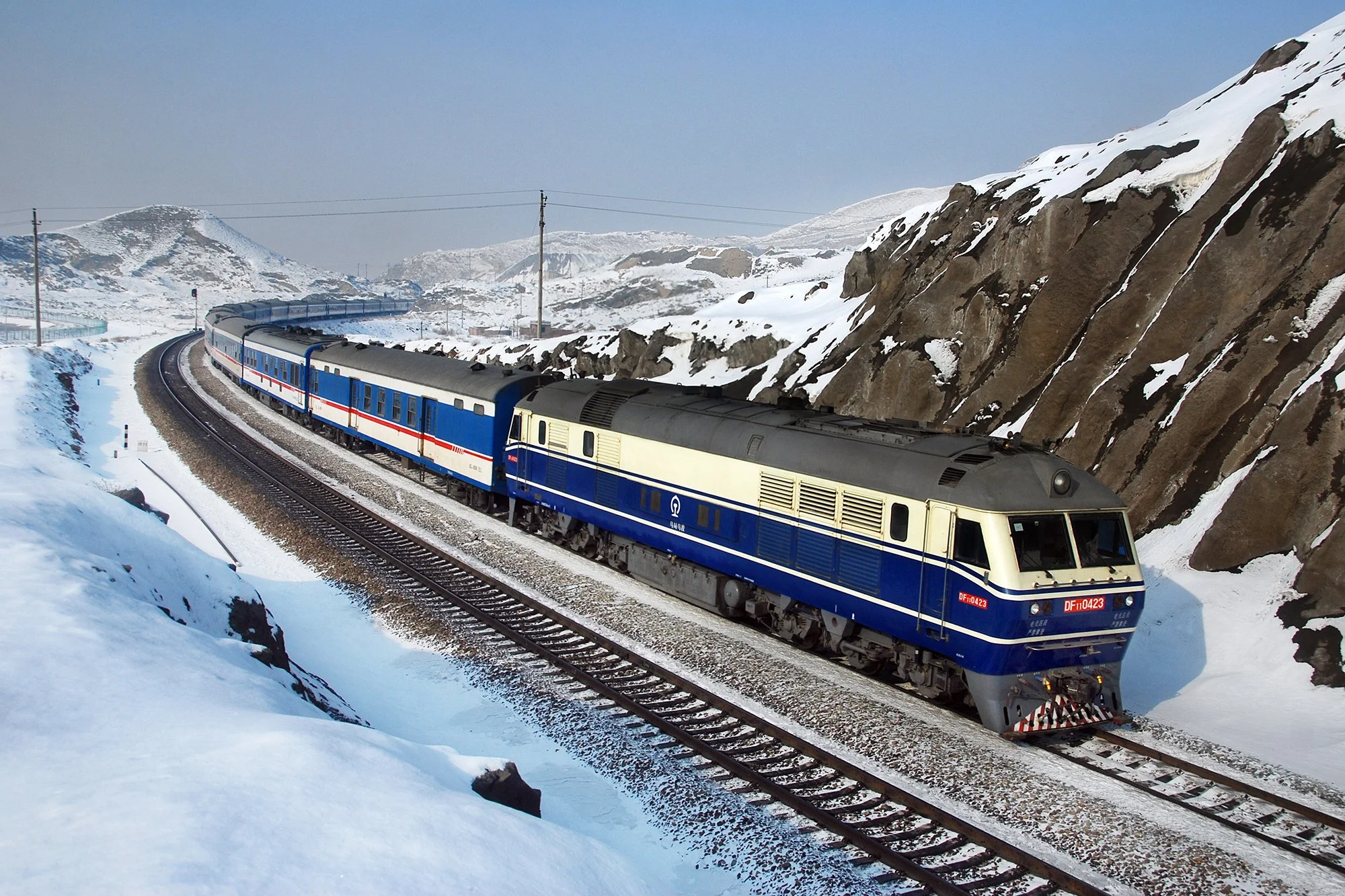  蘭新鐵路上行快速列車通過雪後初晴的烏拉泊，2021年，由於鐵路改線，這處1961年的彎道被廢棄。攝於2010年1月。 