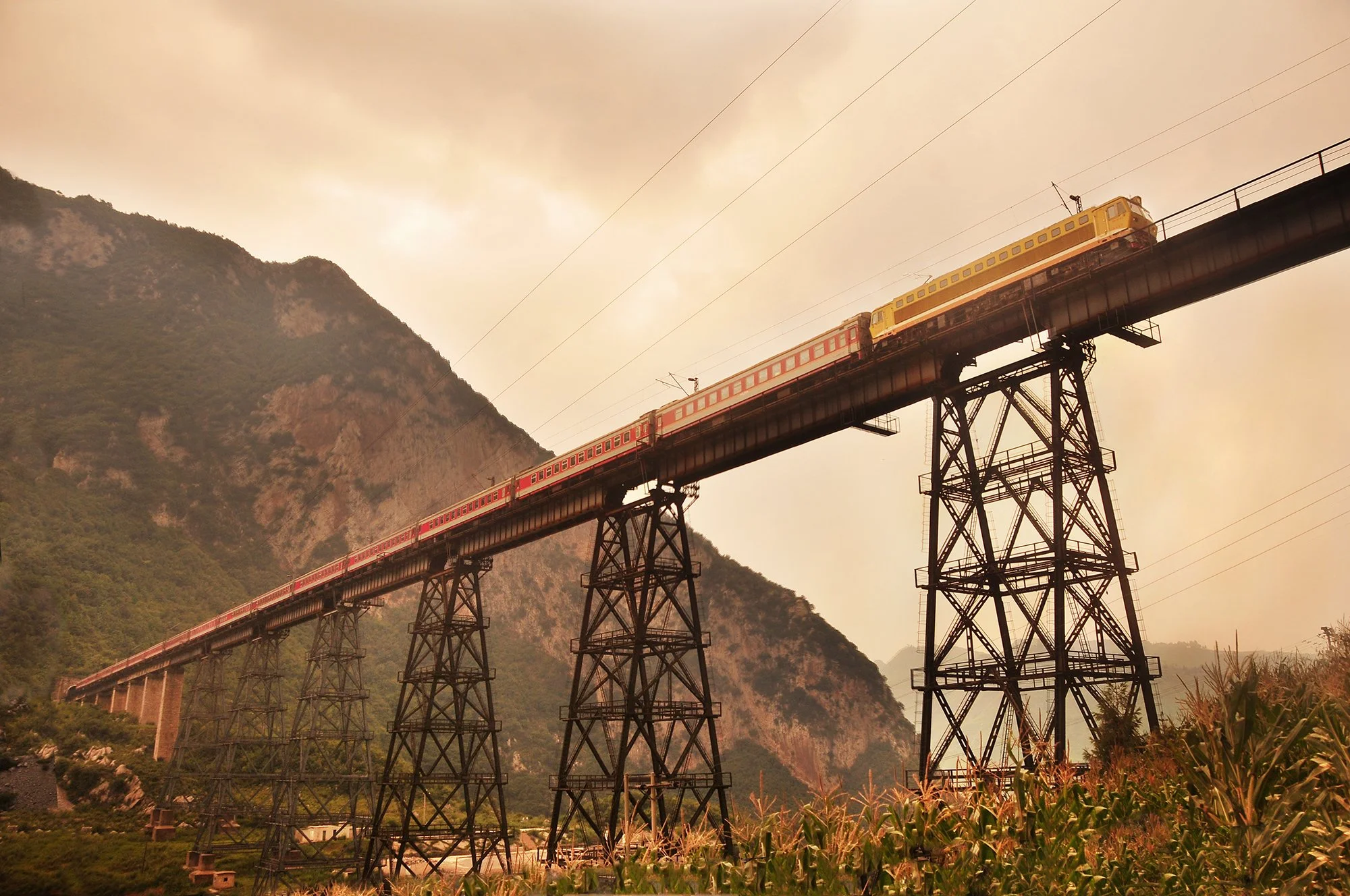  隨著2013年與其平行的滬昆鐵路沾六複線通車，天生橋雙線特大橋正式投入使用，原本的可渡河特大橋也隨之被拆除。之後幾年，被拆除後的大橋橋墩被認定為文物。攝於2011年7月。 