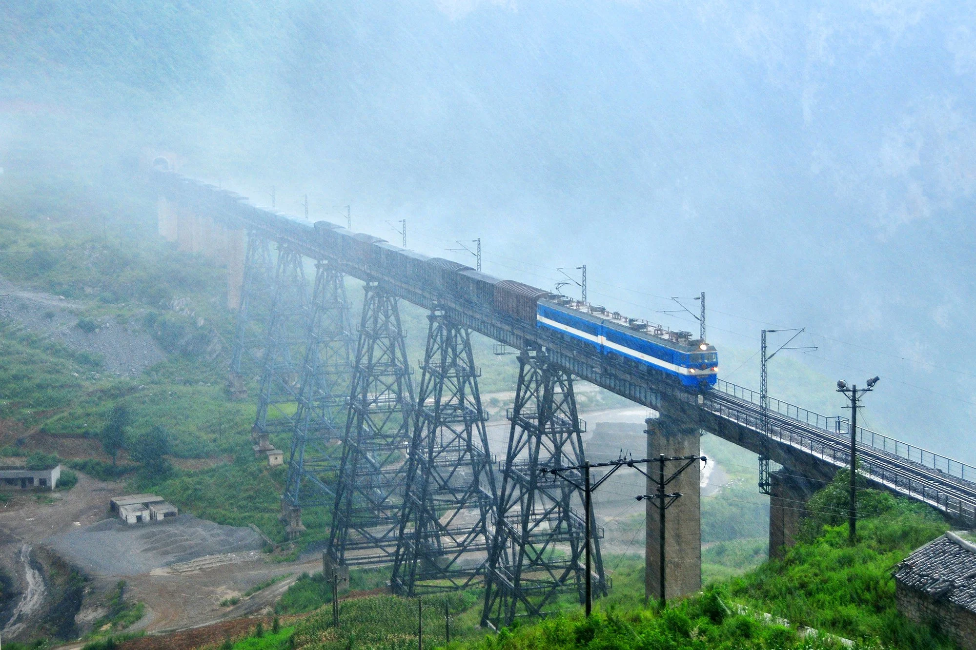  這座可渡河特大橋全長527公尺，橋墩高達43.6公尺，是中國境內最高的鋼塔架輕型橋墩橋。由於可渡河在此段地勢為暗河地貌，地基條件複雜，為了擴大地面承載力並防止地基變形，當年特別採用了柔性鋼支架橋墩的設計，堪稱工程上的創舉。攝於2011年8月 