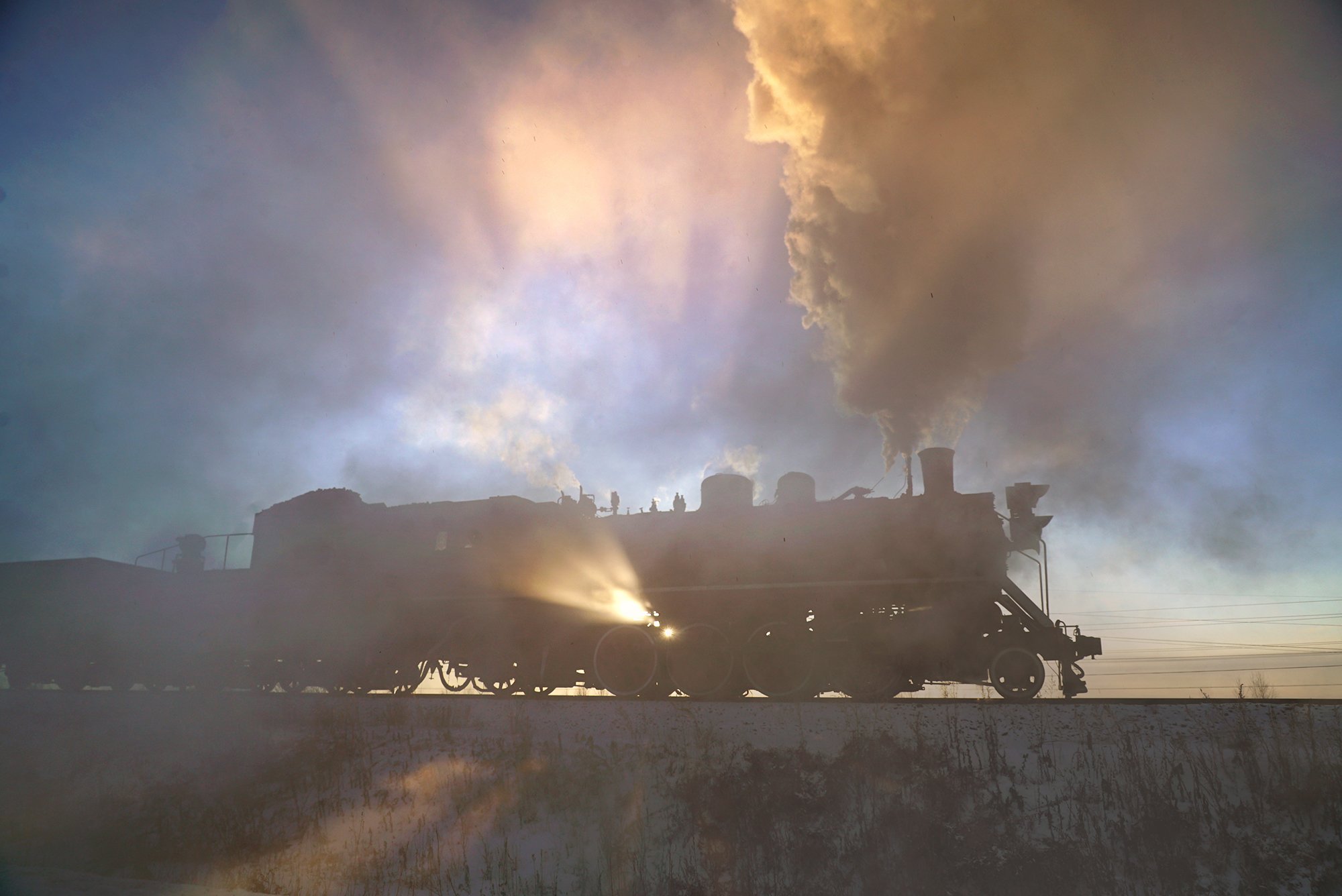  在五九三礦牽引列車進行裝煤作業的上游1225號蒸汽機車，攝於2019年12月。 