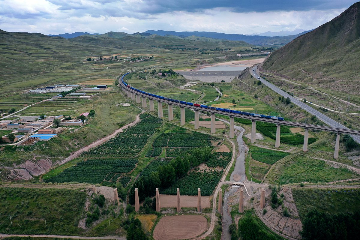  蘭新鐵路新、老線路在十八里堡附近交會。修建於 20 世紀 50 年代的老線（近處）和修建於 2006 年的新線（遠處）均在此設置展線以降低坡度。攝於2021年8月。 