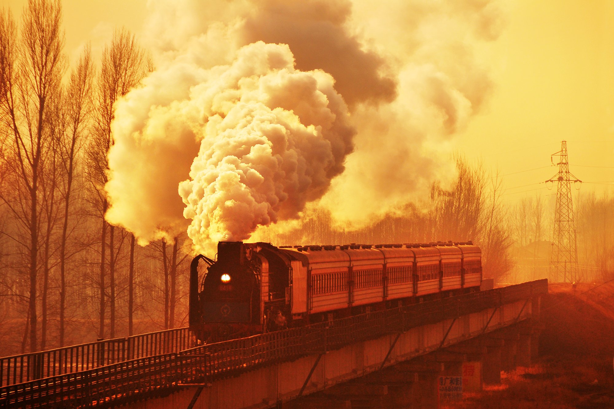  2013年10月，元寶山礦山鐵路的蒸汽機車停運。攝於陰河大橋，2012年1月。 