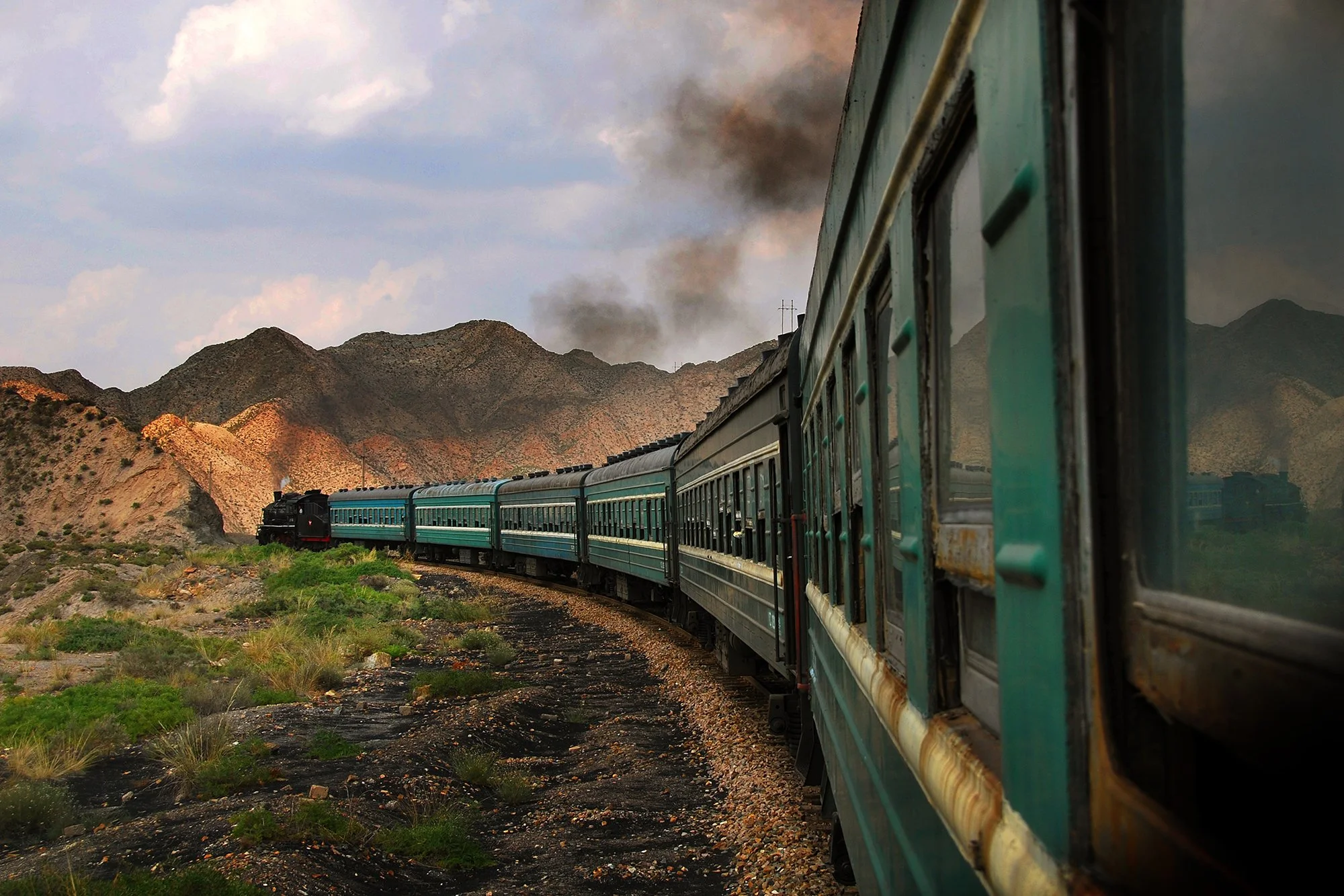  在2008年，白銀通勤火車使用的是老式 22 型綠皮火車車廂。儘管車內沒有空調，電風扇也都被拆除，但好在車窗都可以向上抬起打開， 車內在夏天時也不會太炎熱。不過，蒸汽機車行駛時會從煙囪裡噴出大量細小的煤灰，免不了讓探出頭乘涼的乘客沾上滿頭的煤屑。，攝於2008年7月。 
