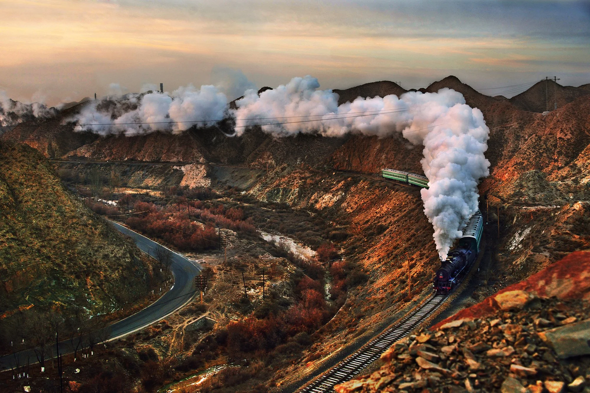  在2014年，除了貨車之外，每天仍然有數趟通勤列車方便工人們上下班。攝於2014年12月。 