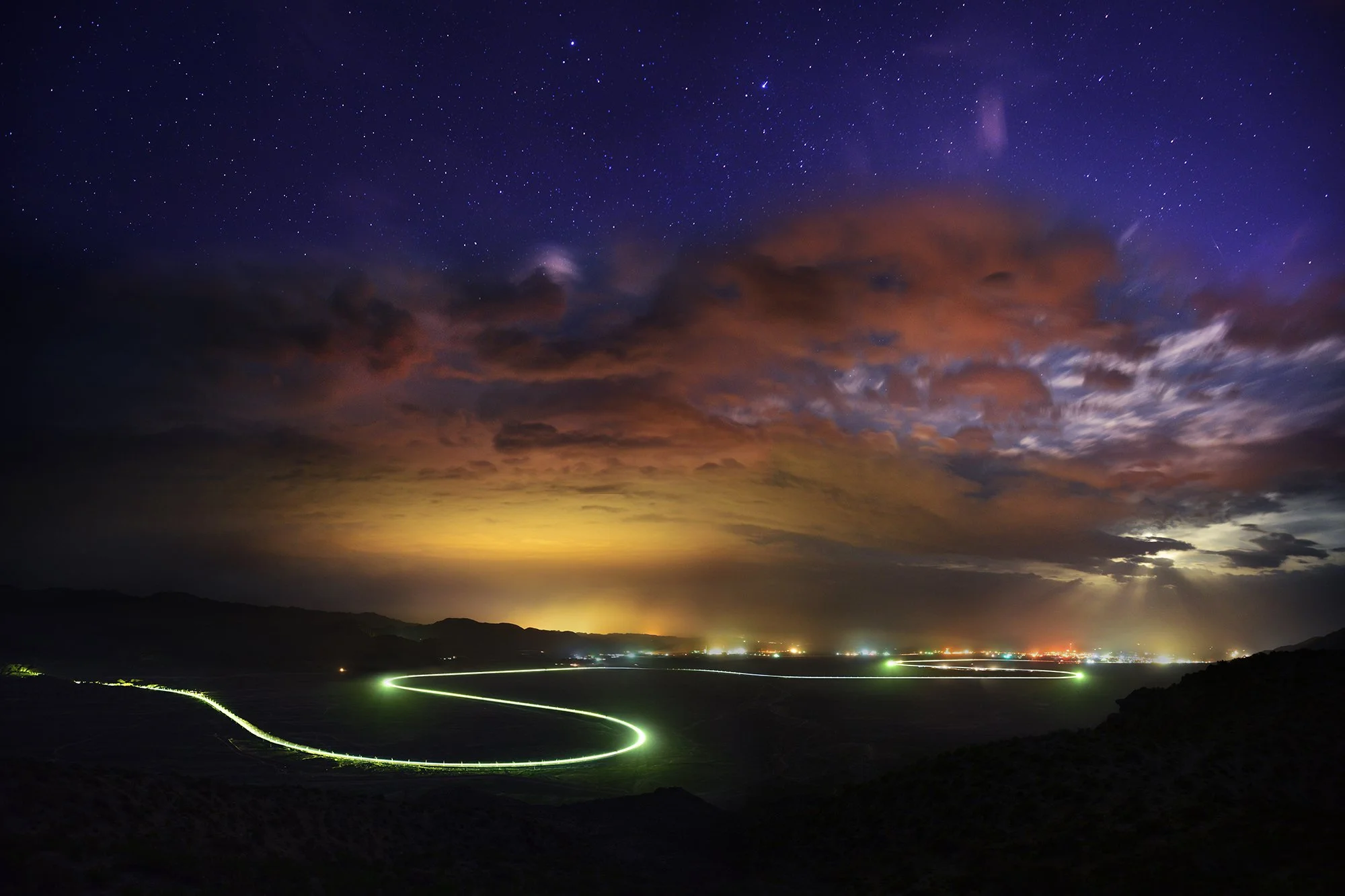  蘭新鐵路金昌展線全景，此處在1950年代通車初期時並無展線，從金昌站往西到芨嶺僅為一段爬坡線路，這對下行列車的機車牽引動力和上行列車的制動力都是極大的考驗，1990年代蘭新鐵路復線改造，從金昌到芨嶺的線路改為“W形”展線+“Z形”展線以降低坡度。此後，1950年代的線路被廢棄。攝於2013年6月。 