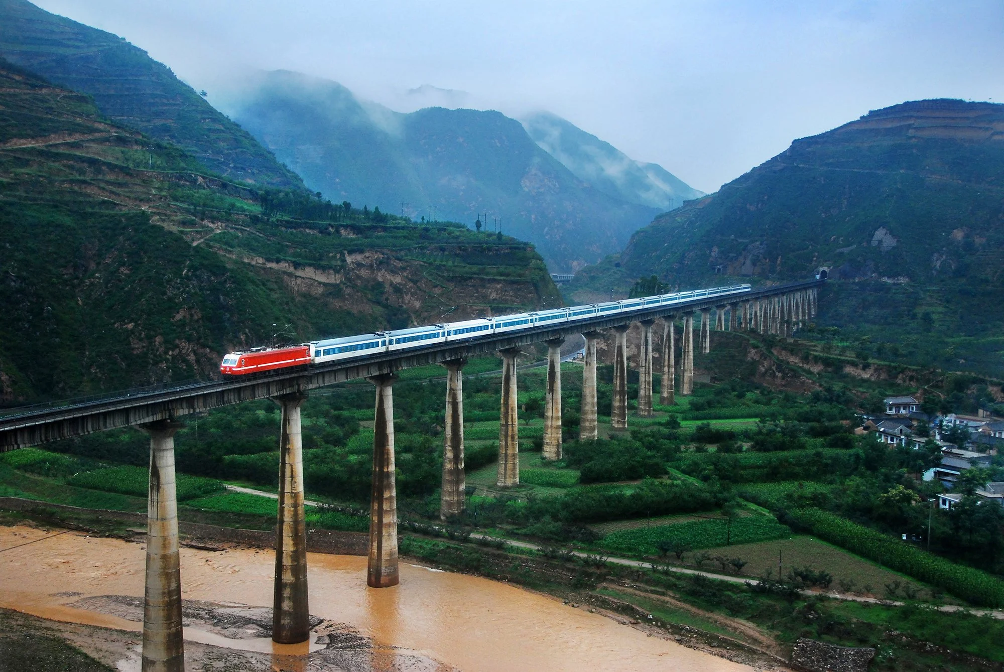  蘭州-北京的Z56次列車駛過取代隴海鐵路老線路段的葡萄園大橋，攝於2009年7月。 