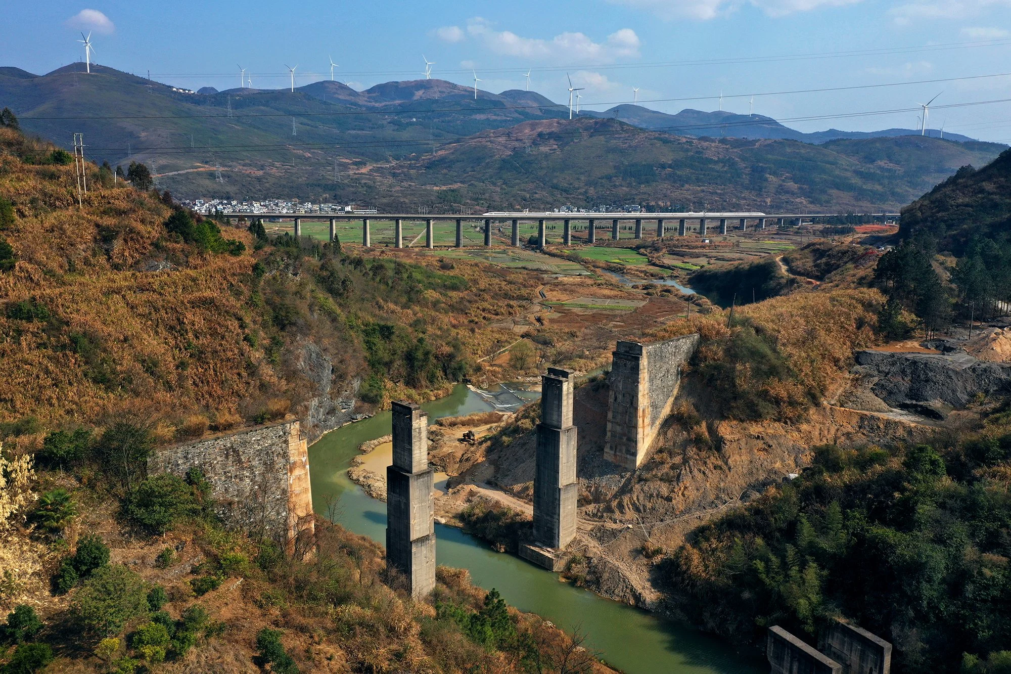  粵漢鐵路漳河大橋，由河底到軌面高達41m，是株洲-韶關段最高的橋樑。1988年，衡陽-廣州復線開通，該橋廢棄。此橋背後為2009年通車的武漢-廣州高速鐵路。攝於2021年2月。 