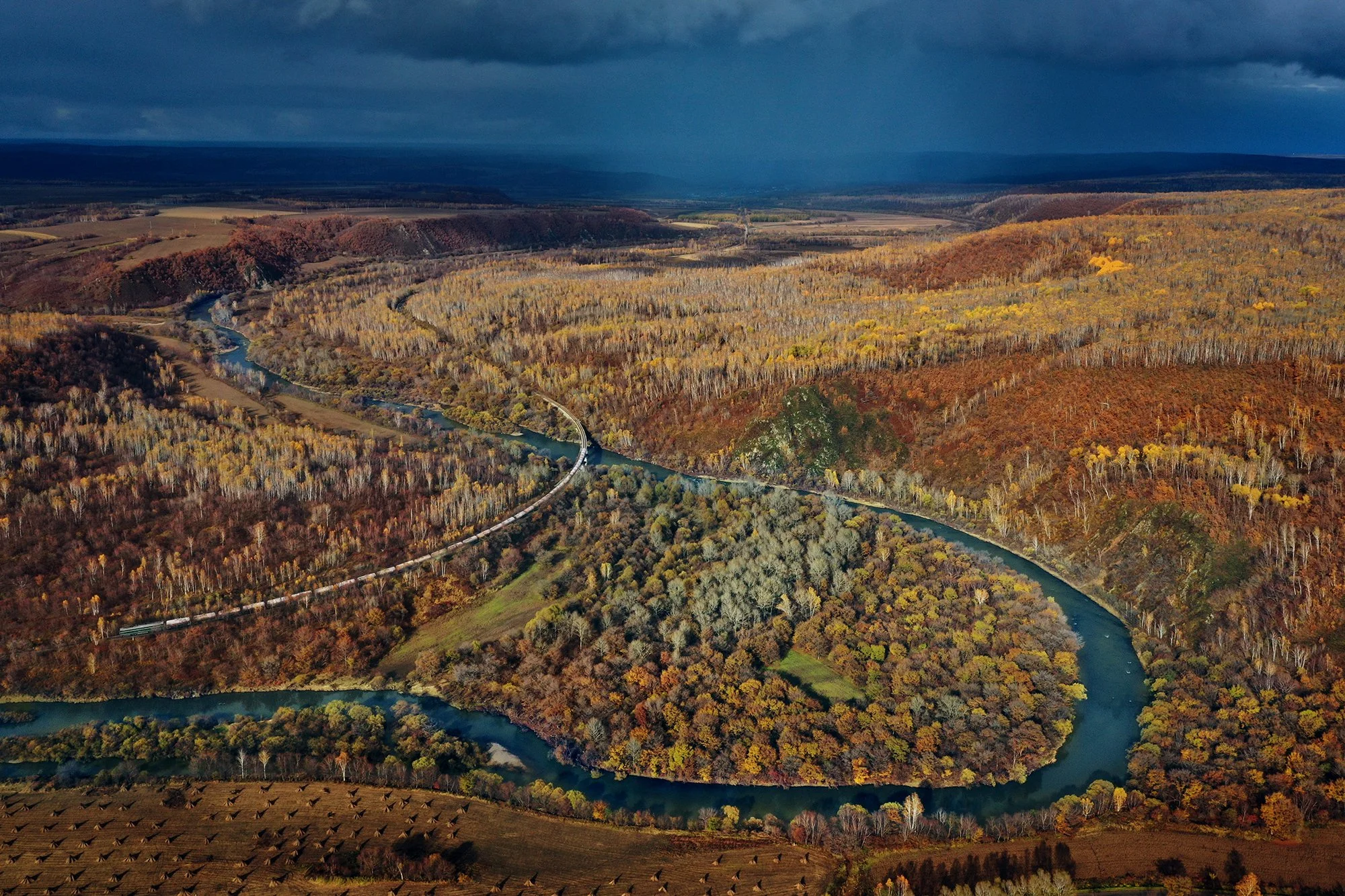  2024年10月14日，北黑鐵路龍鎮-黑河段新線開通運營，這段死而復生的老線再次被廢棄。攝於2020年10月。  &nbsp; 