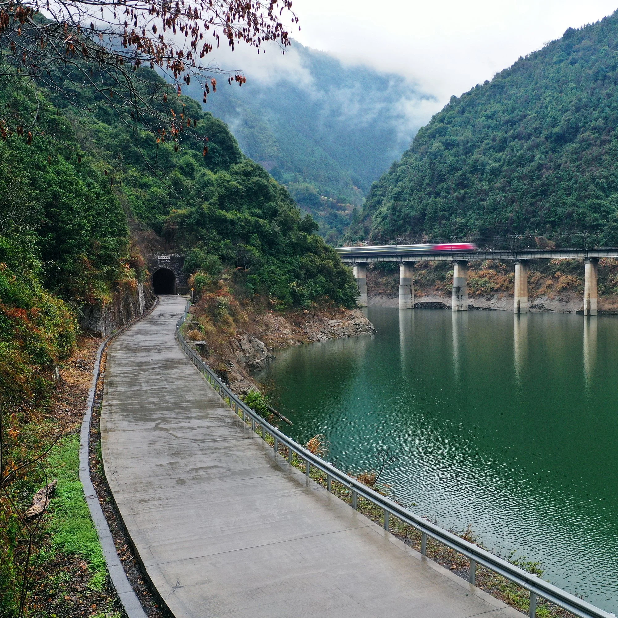 圖為建於1936年的粵漢鐵路坪石-樂昌段的圓螺角隧道， 此段線路1988年被衡陽-廣州復線的大瑤山隧道代替，而後改為戰備線路，不料老線在2006年被洪水沖毀，便徹底廢棄。此後，部分鐵路故道改為鄉間公路，部分故道沉入水庫。攝於2021年2月。 
