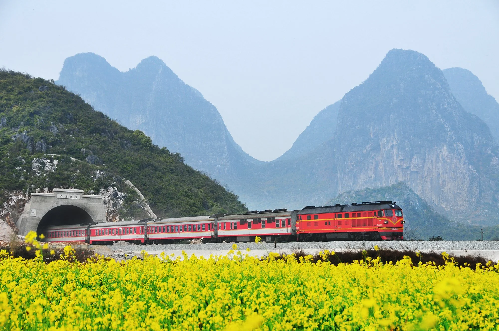  湘桂鐵路桂林-二趟區間，這段1938年的線路與在2012年初已改走隧道，原有的傍山線路被廢棄。攝於2012年2月。 
