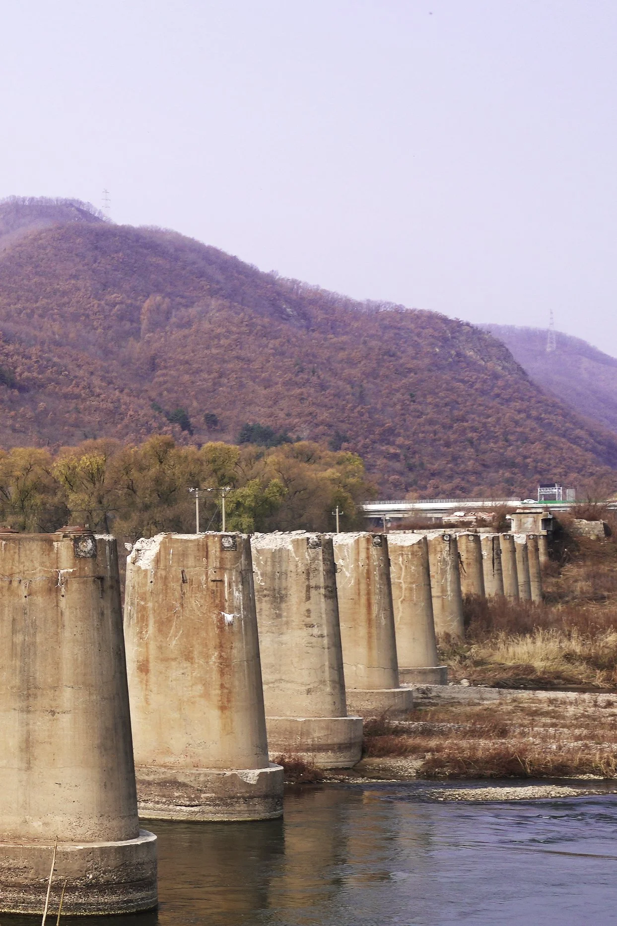  圖佳鐵路布爾哈通橋廢棄後，其鋼鈑梁在2017年5月之後被拆除，此處僅剩橋台、橋墩。攝於2021年11月。 