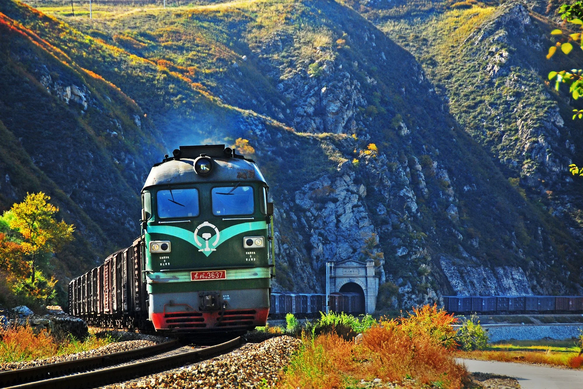 東風4型內燃機車牽引貨車通過京綏鐵路二道河隧道，此隧道於2009年5月徹底廢棄。 