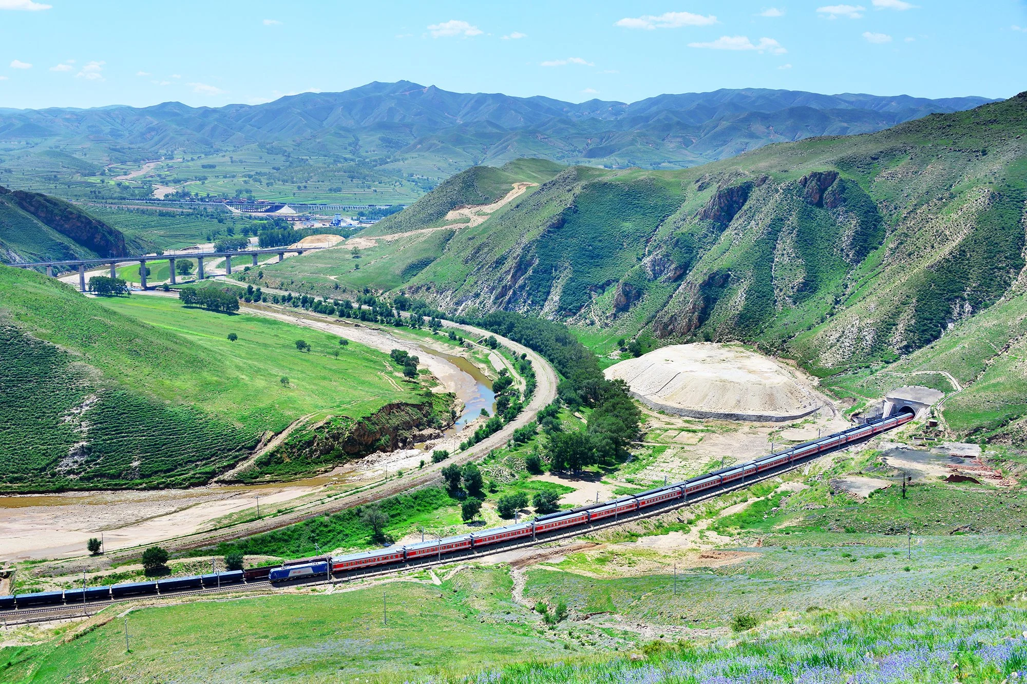  建成於1921年的S形曲線已被2009年5月開通的隧道“裁彎取直”。攝於2012年8月。 