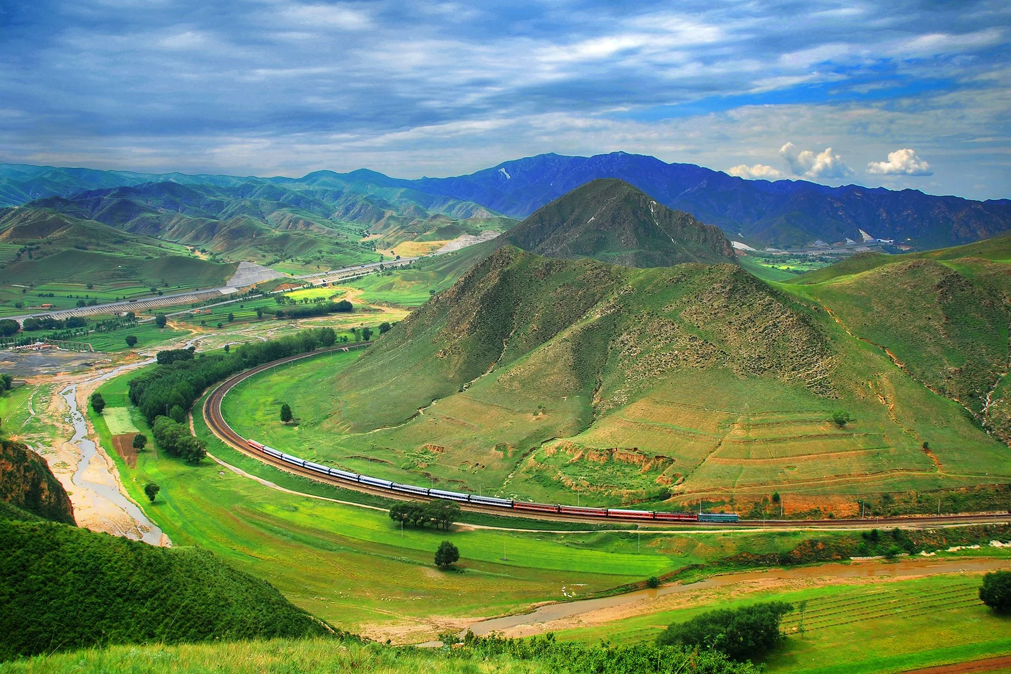  俯瞰旅遊專列駛過卓資山大曲線南端，攝於2008年8月。 