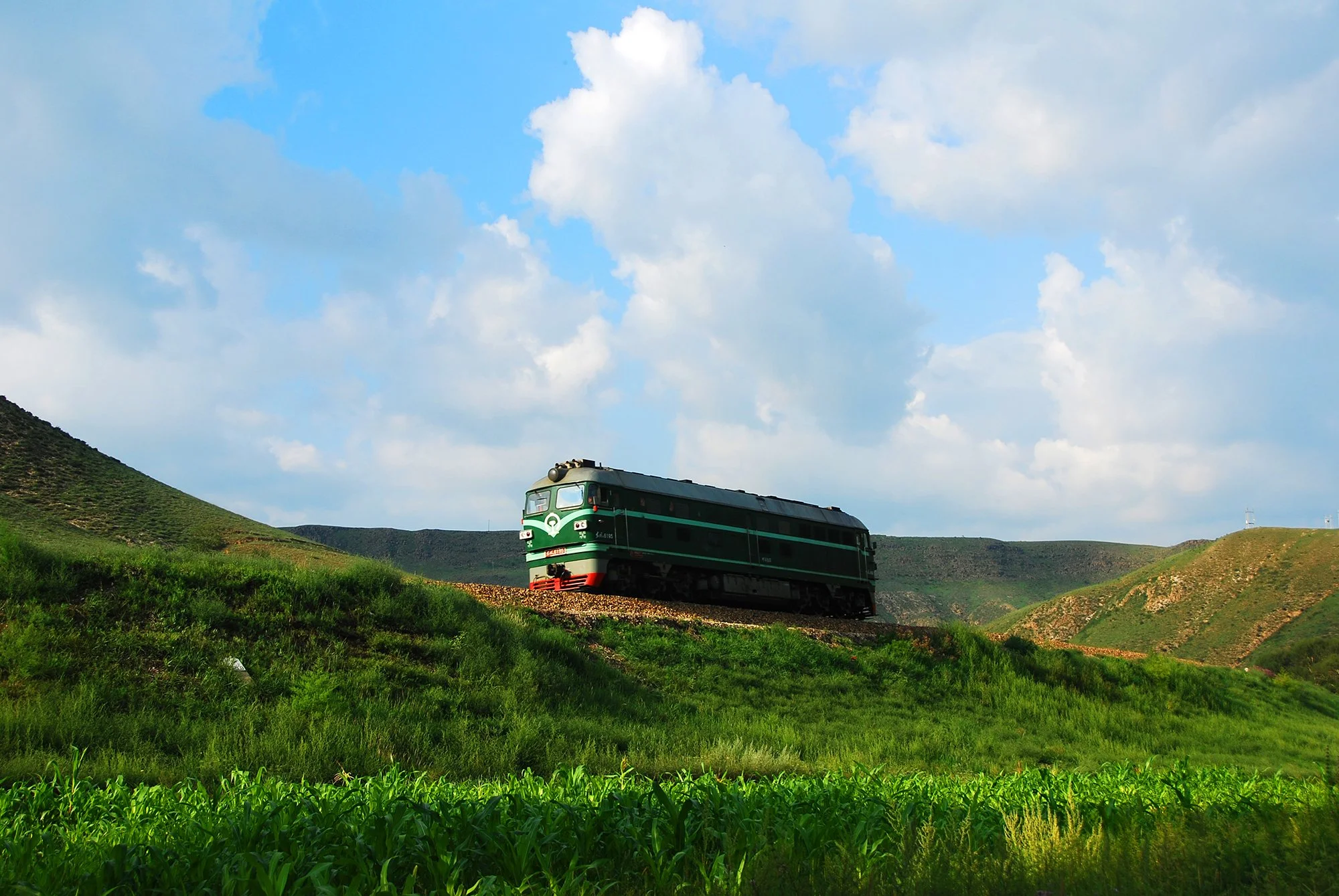  東風4型內燃機車單機運行在卓資山大曲線上，攝於2008年8月。 