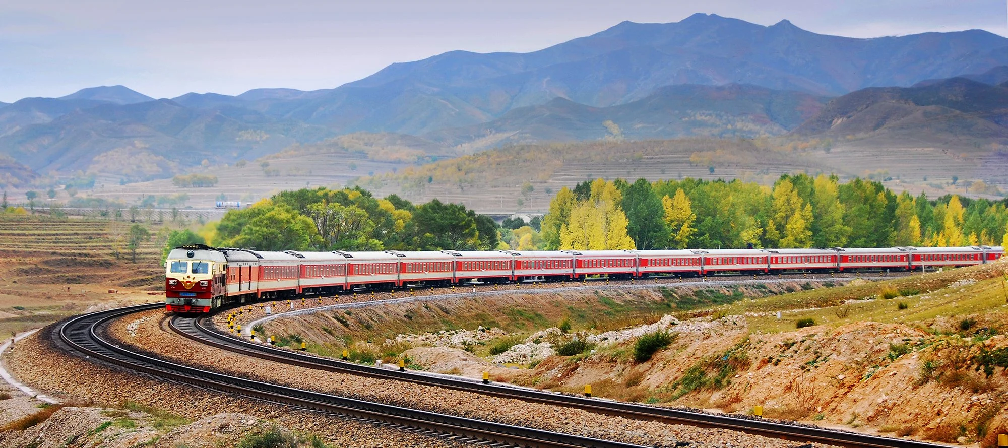  嘉峪關-北京的K44次列車駛過卓資山大曲線。2009年，這段曲線被徹底拆除，上空先後架起了唐呼鐵路、京包高鐵。攝於2007年10月。 