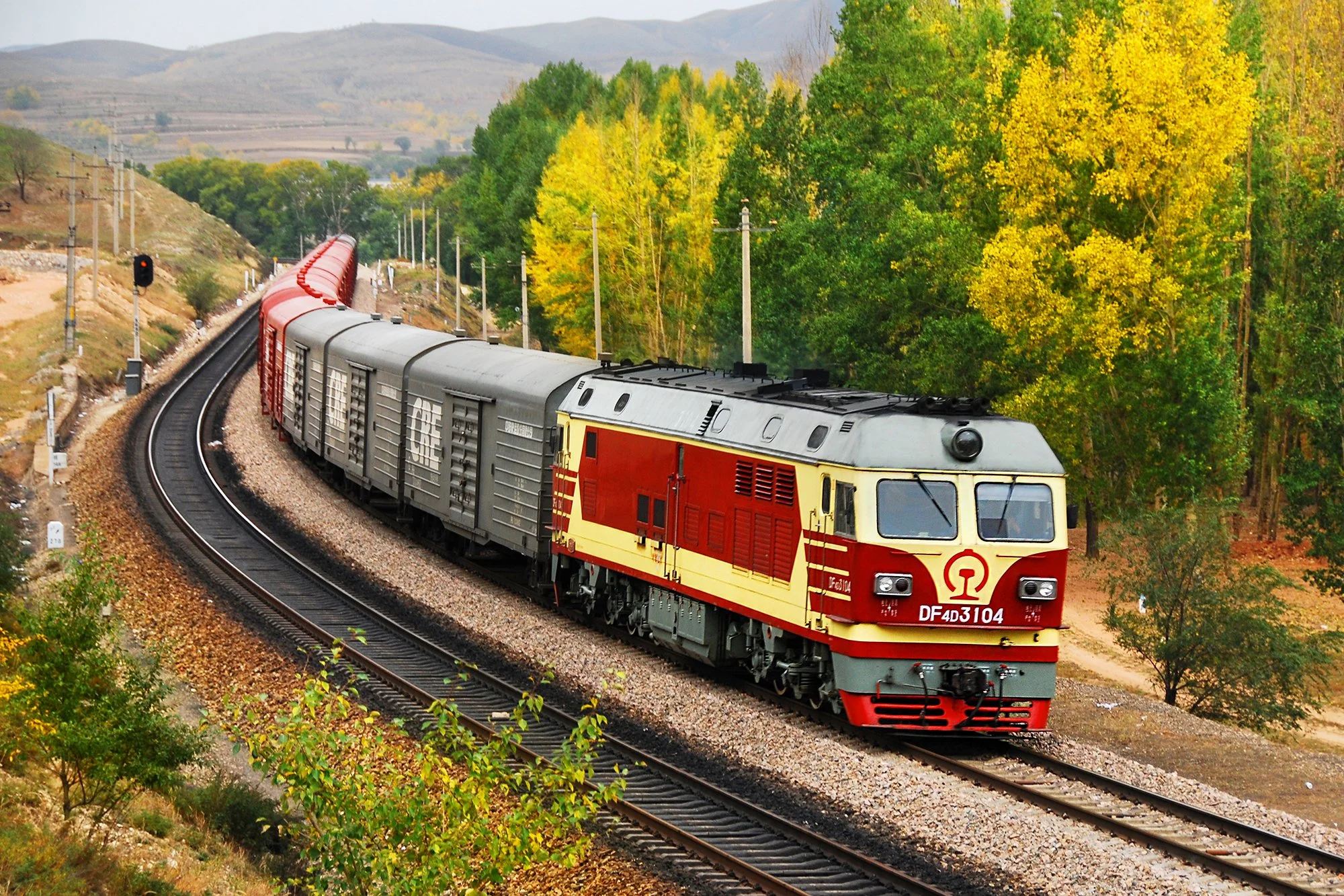  X183次行包快運列車通過秋日的卓資山，此段線路已於2009年拆除。攝於2007年10月。 