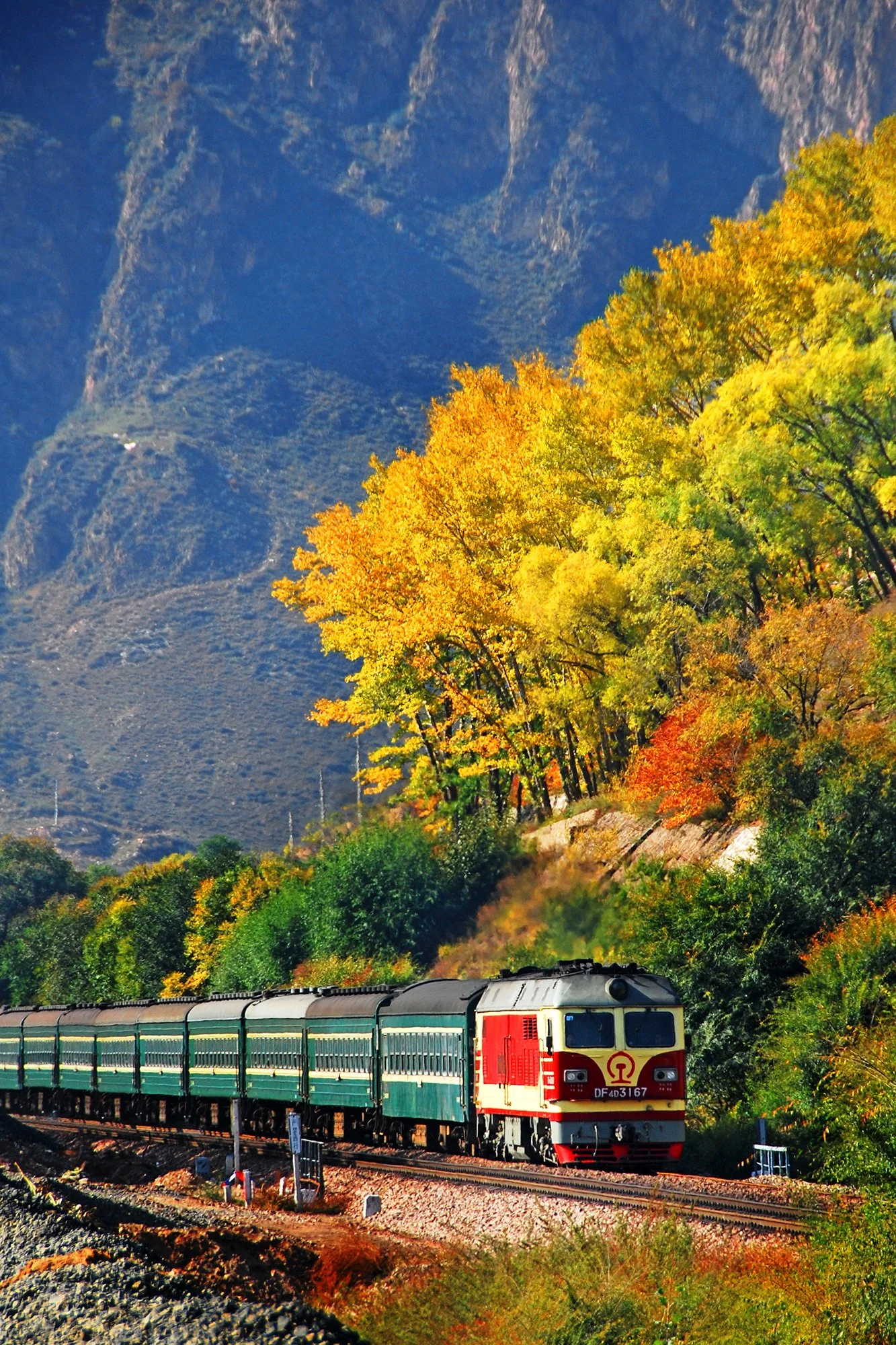 上行客車通過京綏鐵路義豐村車站原址，攝於2008年10月。 