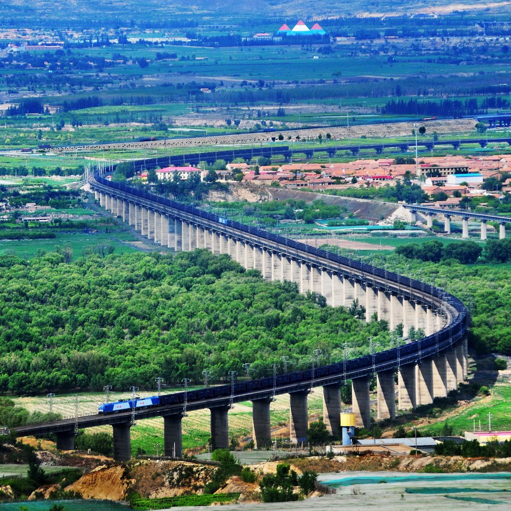 北京王嵬《龙腾大秦——两万吨重载列车通过大秦铁路永定河特大桥》.jpg