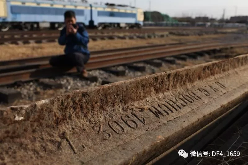 Century-Old Rails at Railway Museum Randomly Piled Up, Heavy Rust Erodes Inscriptions